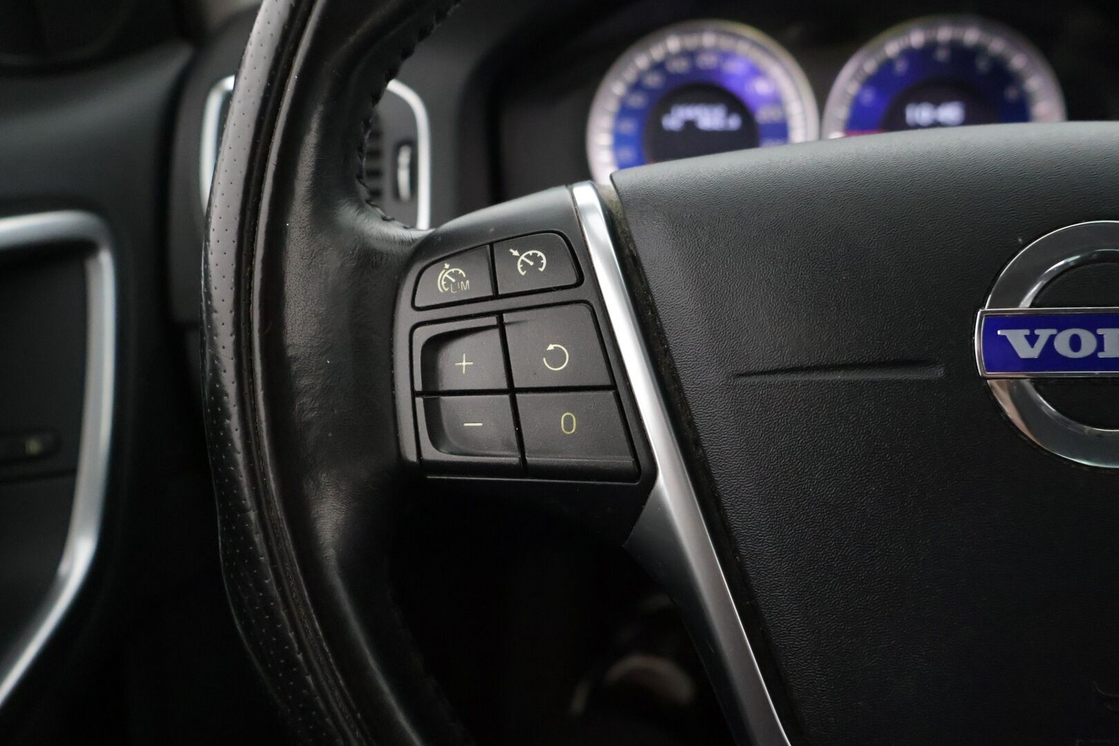 Volvo S60 2012 T4F R-Design Business aut * E85 / Vetokoukku / Parkkitutka taakse / Lohko + sisä * - 13v sama omistaja / Lähes uudet nastat / Etanoli mahdollisuus! * - HULLUT BLACKWEEK JATKOT - KORKOTARJOUS 2,49%