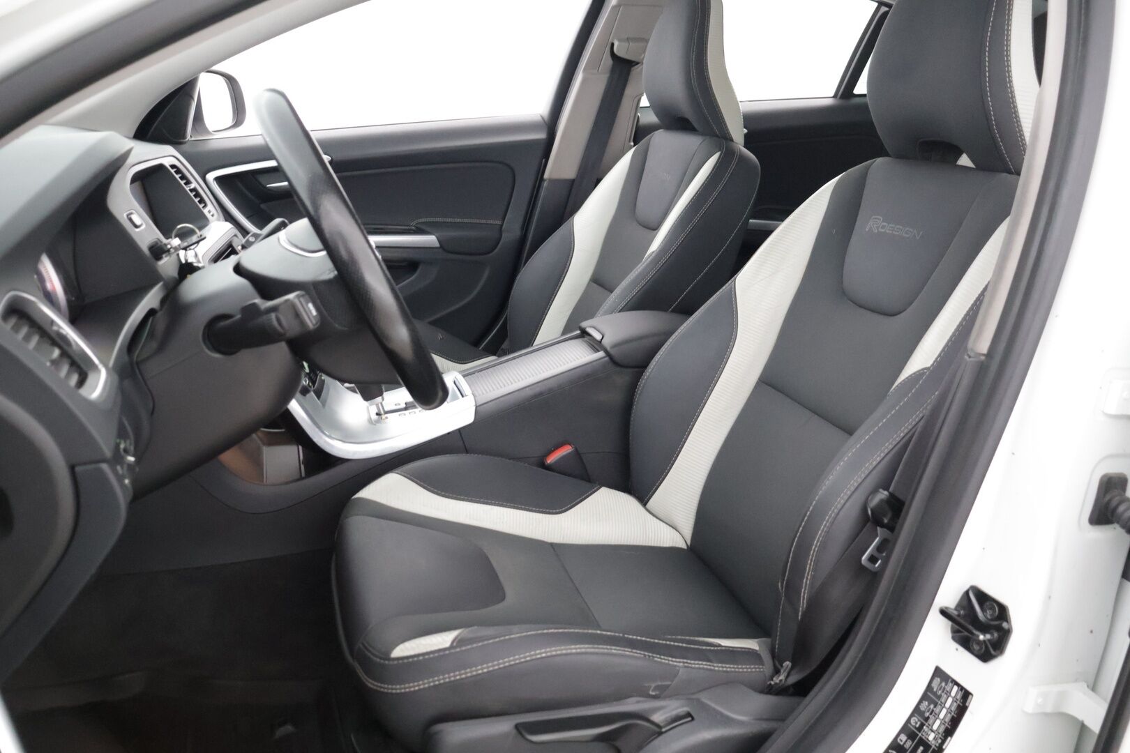 Volvo S60 2012 T4F R-Design Business aut *Lohko / Koukku / Suomi-auto* - 2x Renkaat ja vanteet!