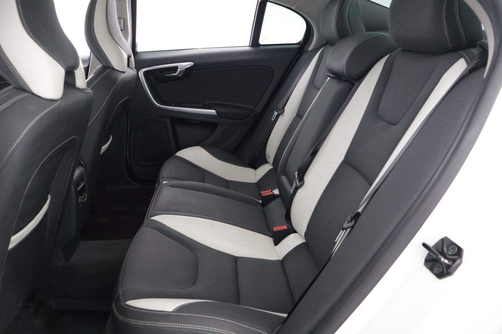 Volvo S60 2012 T4F R-Design Business aut *Lohko / Koukku / Suomi-auto* - 2x Renkaat ja vanteet!