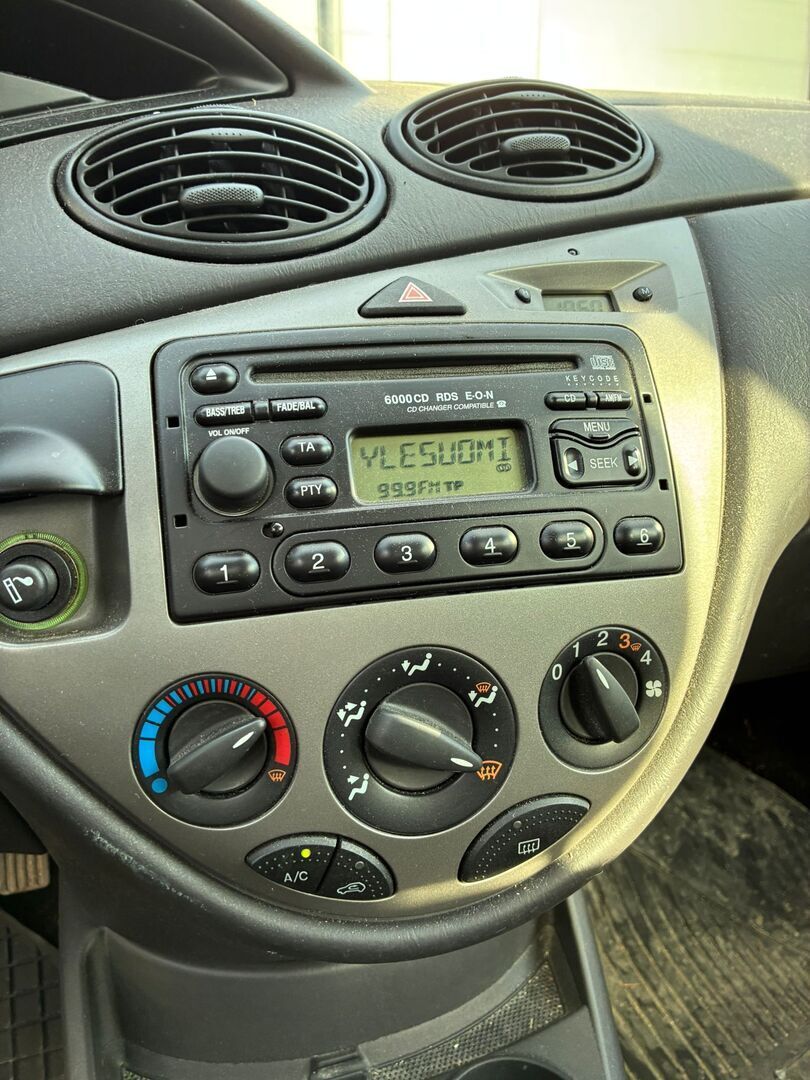 Ford Focus 2003 4D FOCUS HATCHBACK 1.6 - YritysOutlet - Myydään vain yrityksille - Kahdet renkaat / Suomi-auto