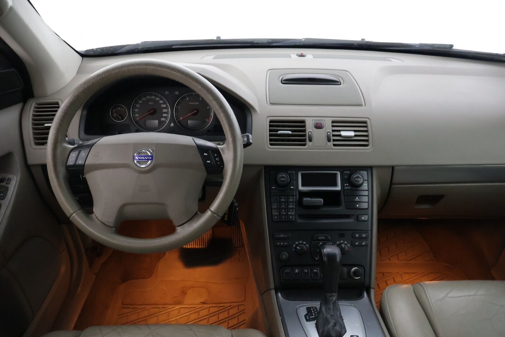 Volvo XC90 2004 D5 AWD 5-P Summum Geartronic *YritysOutlet - Myydään vain yrityksille / Kattoikkuna / Vetokoukku / Muistipenkit / Navi / P.tutkat * - *Tämä auto myydään YritysOutlet -valikoimasta vain yritykselle / Suomi-auto / Kahdet renkaat omilla alumiinivanteilla! *