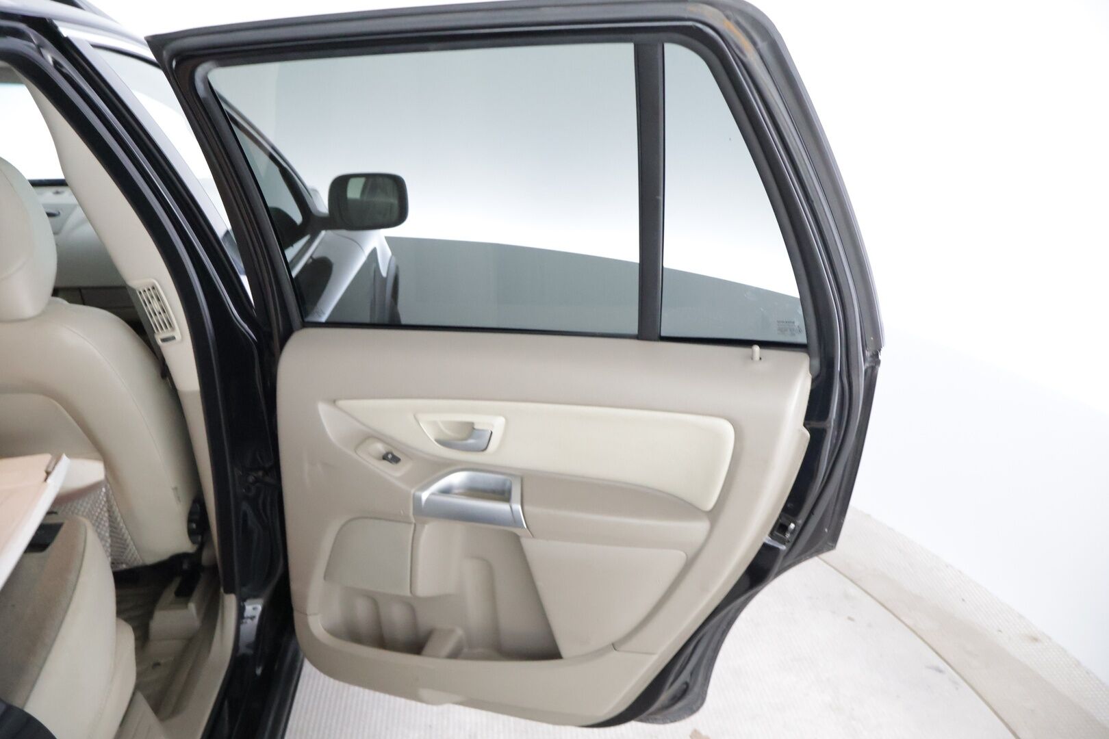 Volvo XC90 2004 D5 AWD 5-P Summum Geartronic *YritysOutlet - Myydään vain yrityksille / Kattoikkuna / Vetokoukku / Muistipenkit / Navi / P.tutkat * - *Tämä auto myydään YritysOutlet -valikoimasta vain yritykselle / Suomi-auto / Kahdet renkaat omilla alumiinivanteilla! *