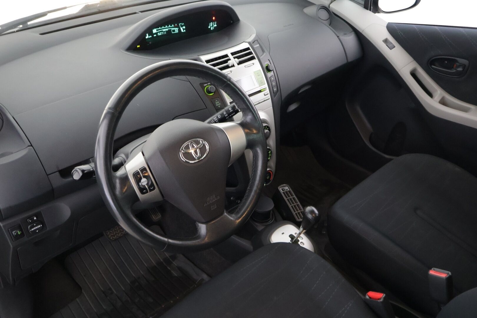 Toyota Yaris 2006 5D YARIS MPV 1.3 AUTOMATIC ** Myydään huutokaupat.com