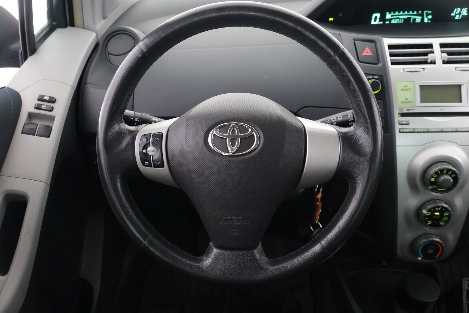 Toyota Yaris 2006 5D YARIS MPV 1.3 AUTOMATIC ** Myydään huutokaupat.com