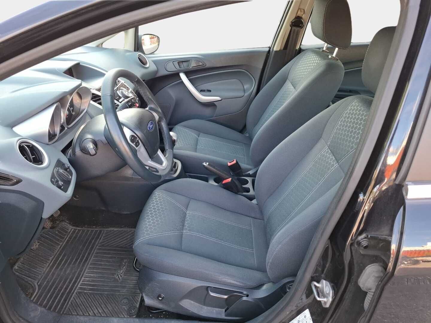 Ford Fiesta 2011 1,25 82 hv Titanium M5 5-ovinen * Lohko + sisä / Vetokoukku / Aut.ilm / Sähkölasit * - Hyvä huoltohistoria / Katsastus 8/-25 / Renkaat ok / Jakopää ok *