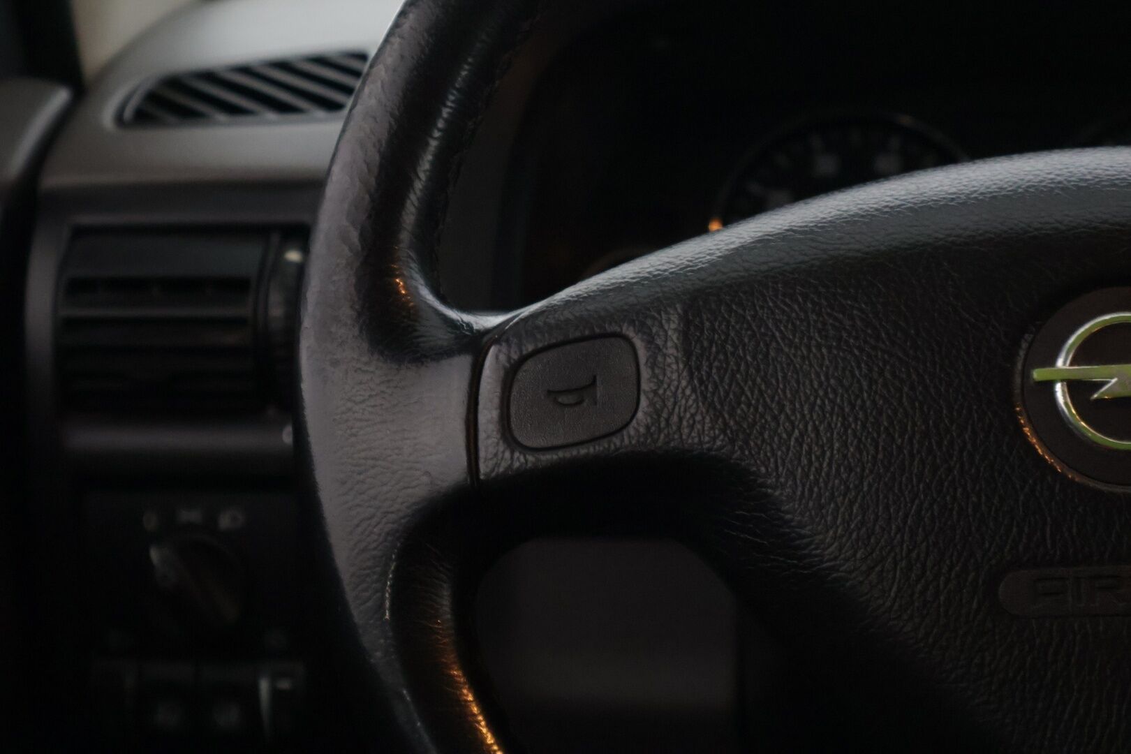 Opel Astra 1998 1,6 16V Club 5d - YritysOutlet - Myydään vain yrityksille / Katsastus voimassa 6/2026 saakka / Hyvät nastat * - – Tämä auto myydään YritysOutlet -valikoimasta vain yritykselle / Suoraan ajosta! / Pikku laitolla pätevä tuote!*