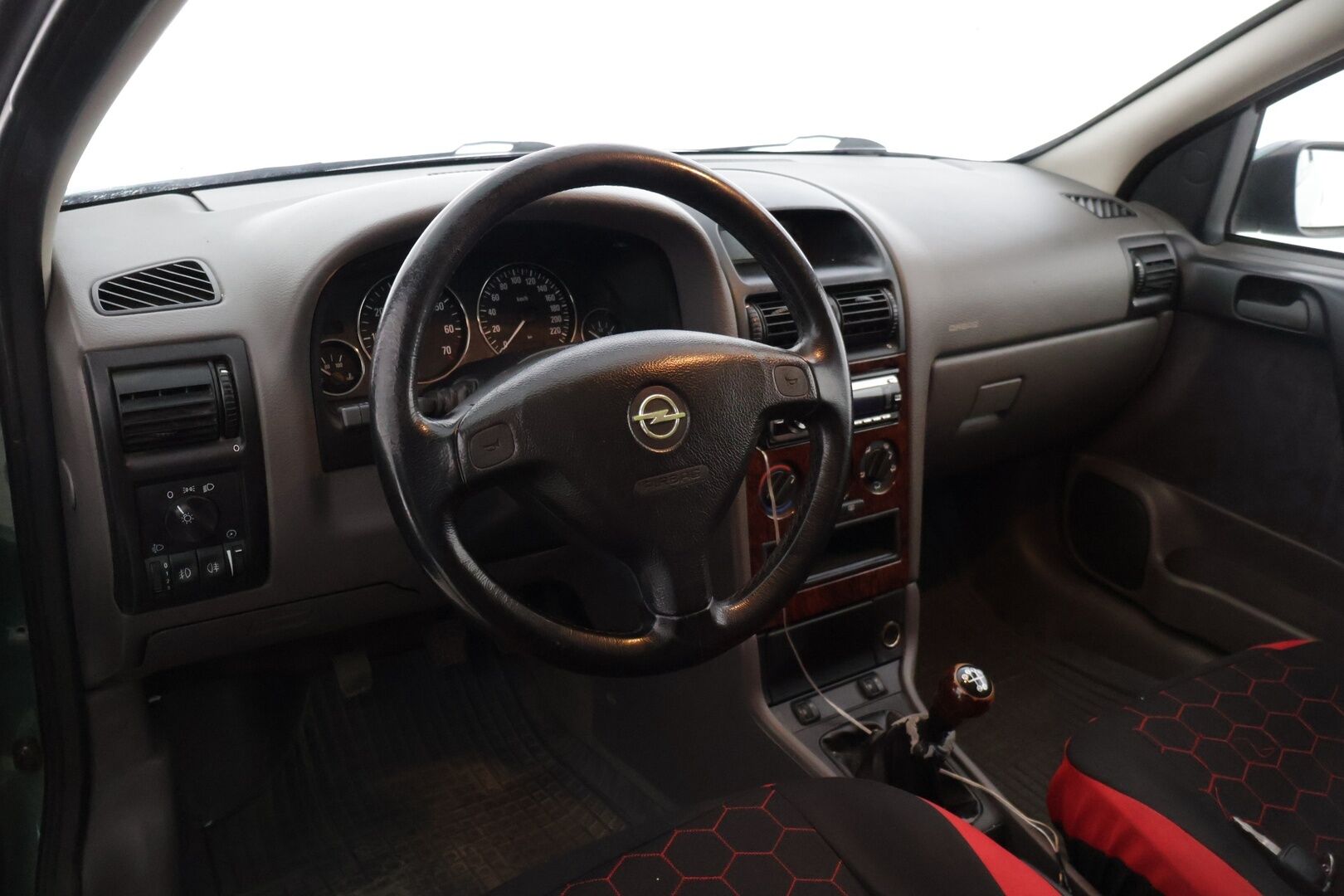 Opel Astra 1998 1,6 16V Club 5d - YritysOutlet - Myydään vain yrityksille / Katsastus voimassa 6/2026 saakka / Hyvät nastat * - – Tämä auto myydään YritysOutlet -valikoimasta vain yritykselle / Suoraan ajosta! / Pikku laitolla pätevä tuote!*