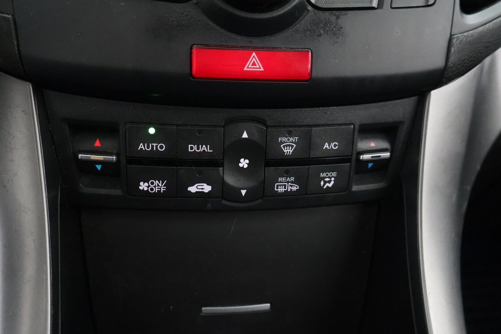 Honda Accord 2012 Tourer 2,0 Executive - YritysOutlet - Myydään vain yrityksille ** Lohko / Koukku / Nahat / Muistipenkki / Kattoluukku ** - - YritysOutlet - Myydään vain yrityksille ** 2x Renkaat vanteineen / Hyvät huollot! **