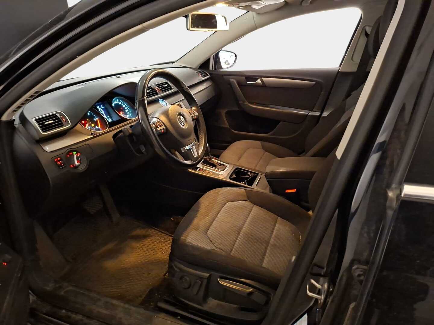 Volkswagen Passat 2012 Variant Comfortline 2,0 TDI *Webasto / Vakkari / Ilmastoitu / 2x renkaat* - Kahdet hyvät renkaat / Vasta huollettu / Suomi-auto! - HULLUT AVAJAISHULINAT KORKOTARJOUS 3,29 %