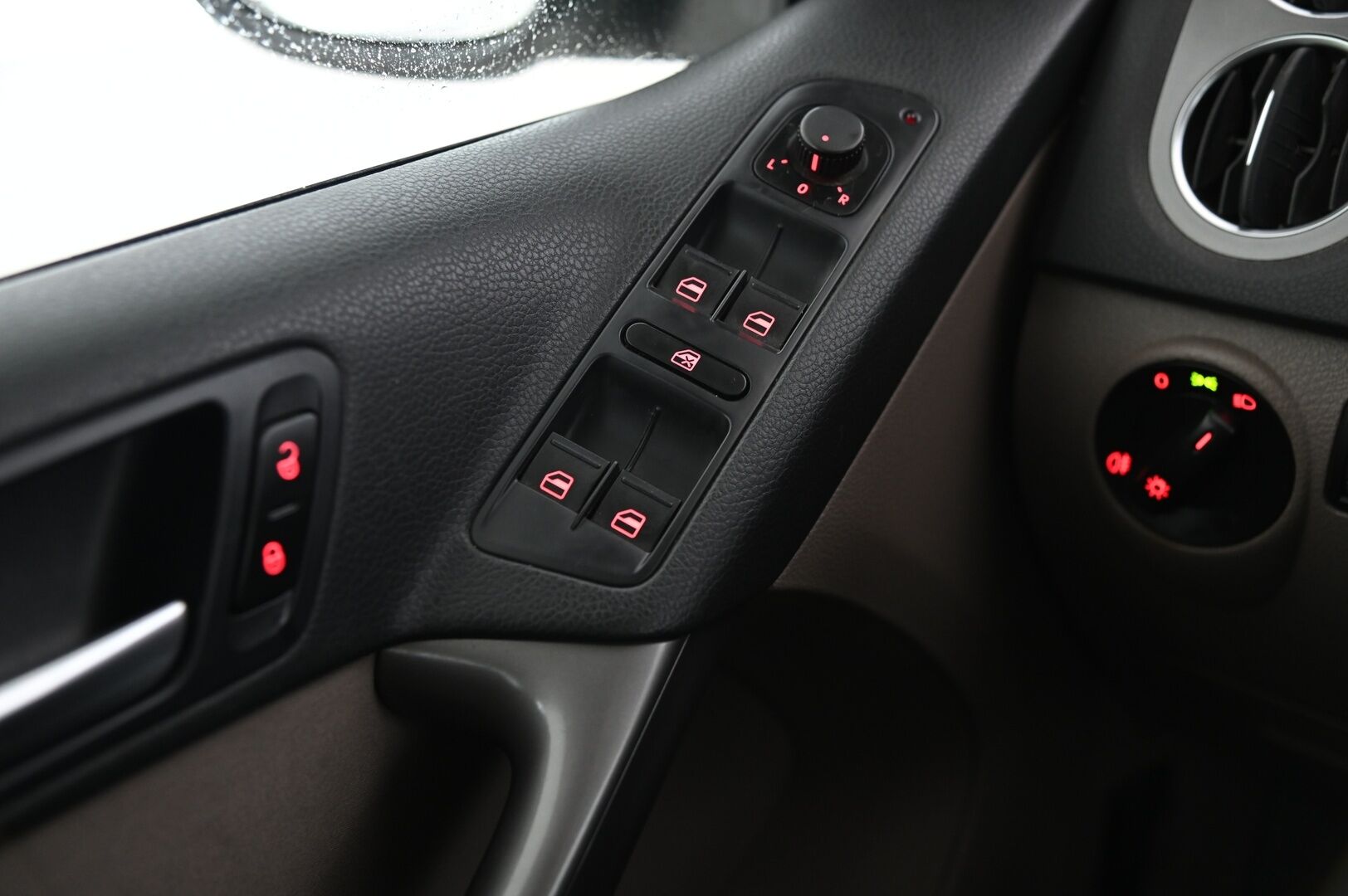 Volkswagen Tiguan 2008 Trend & Fun 2,0 TDI 103 kW 4MOTION *Koukku / Nelikko / Vakkari* *Yritysoutlet - Myydään vain yrityksille - * Tämä auto myydään YritysOutlet -valikoimasta vain yritykselle