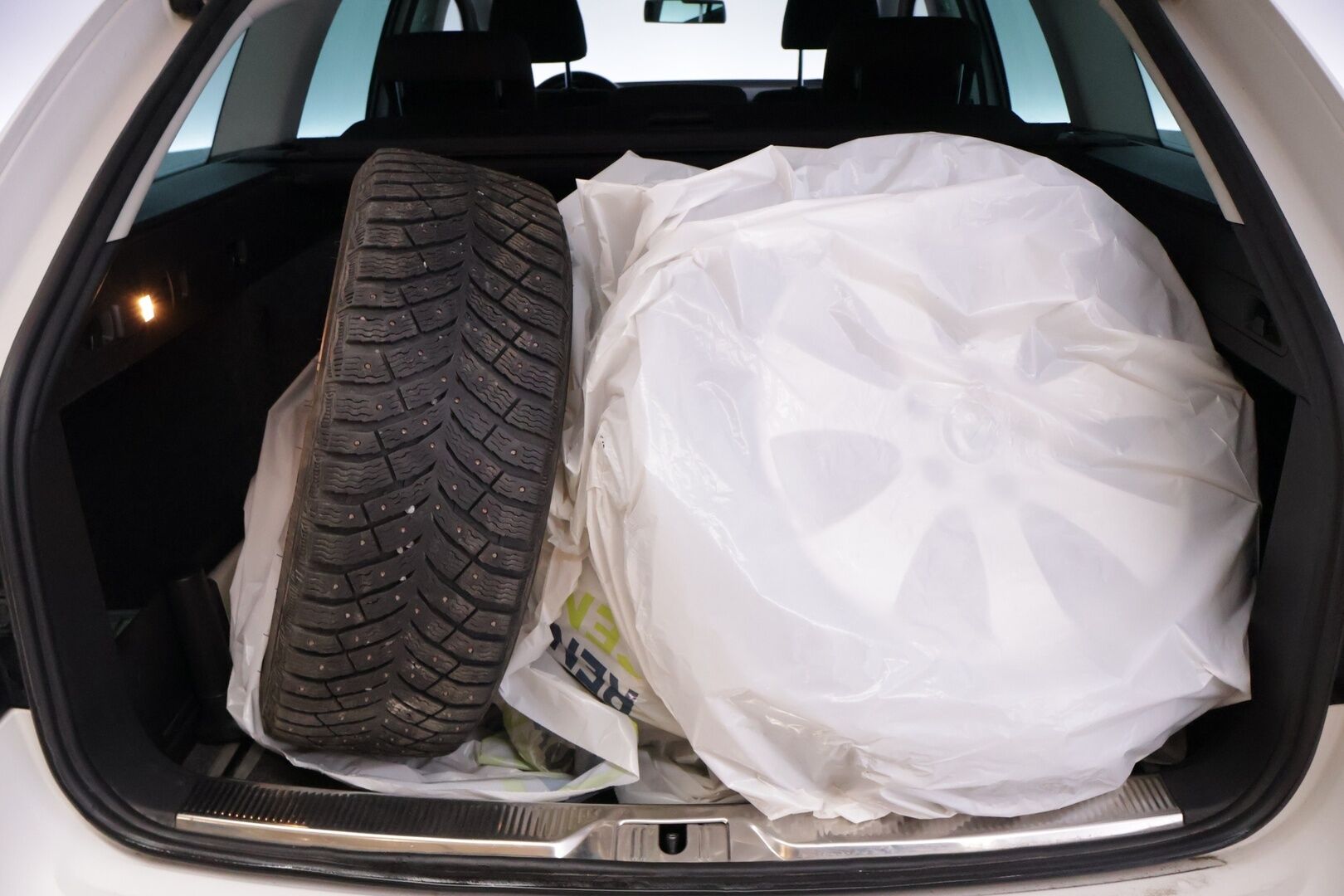 Skoda Superb 2012 Combi 1,8 TSI Comfort Business DSG Autom. Myydään Huutokaupat.com - Myydään Huutokaupat.com