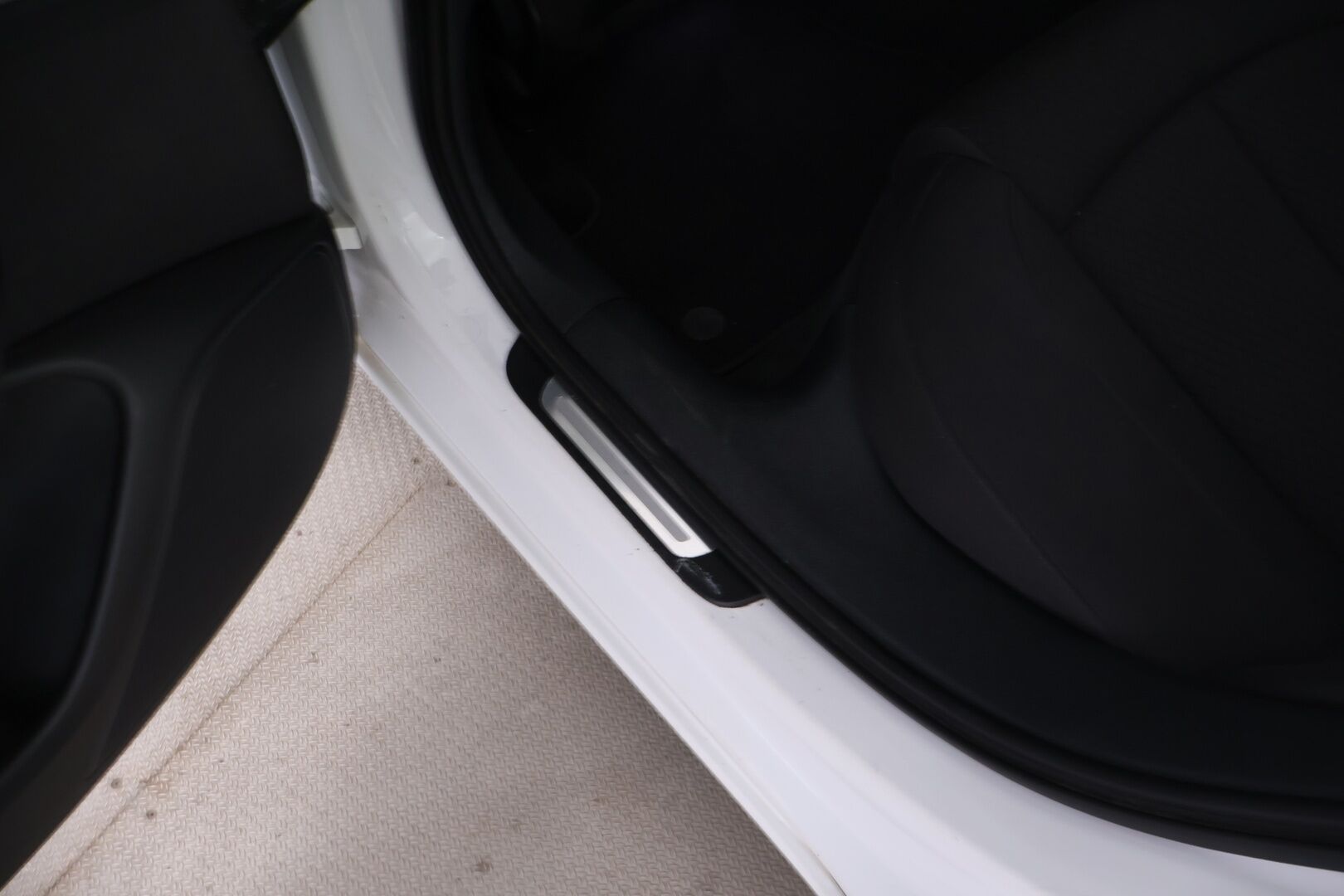 Audi A6 2013 Avant Business 2,0 TDI 130 kW Multitronic *Myydään Huutokaupat.com* - Kattavasti huollettu! / Jakohihna juuri vaihdettu! / Webasto puhelinohjauksella ja vetokoukku! / Sporttipenkit / Pysäköintitutkat 