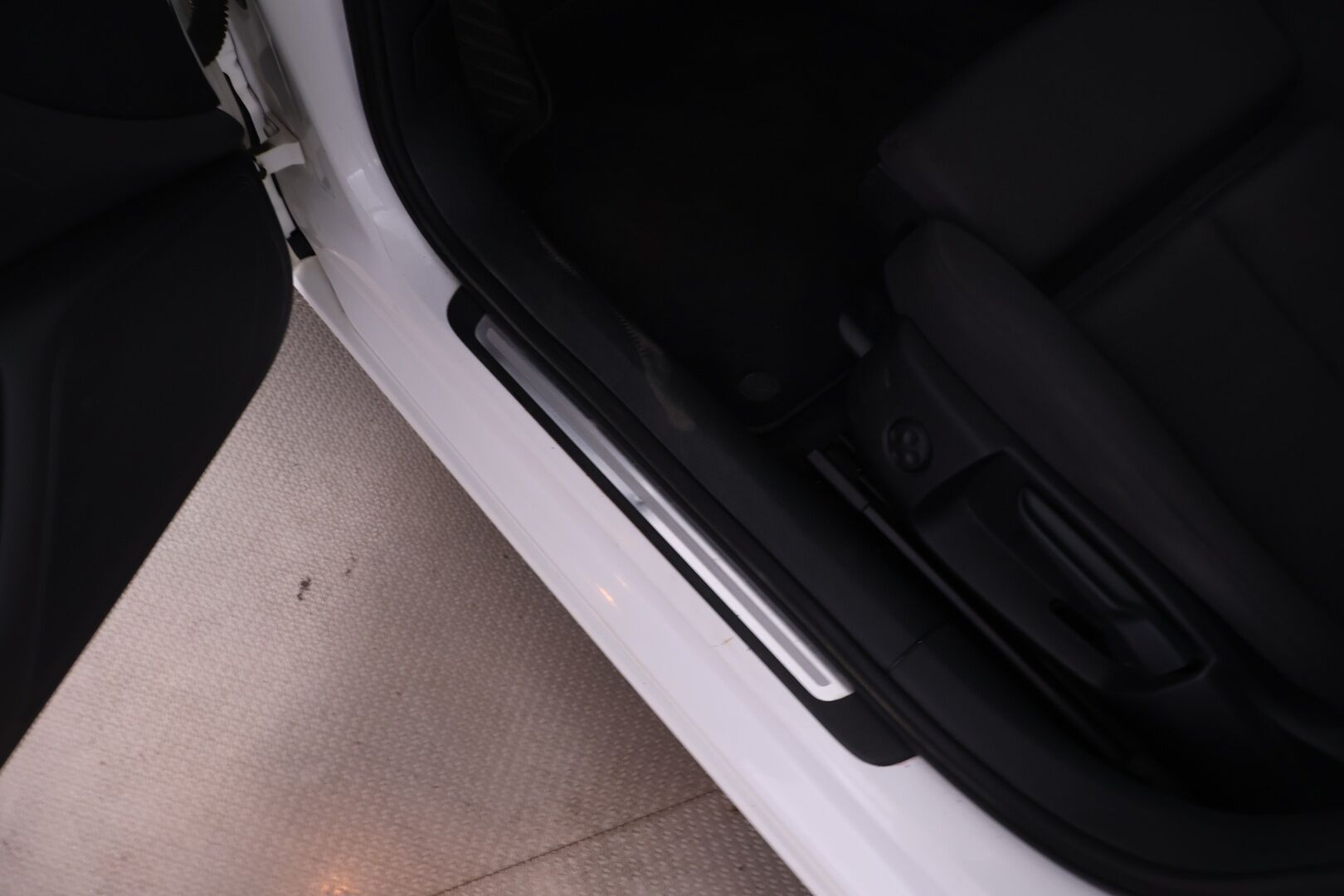 Audi A6 2013 Avant Business 2,0 TDI 130 kW Multitronic *Myydään Huutokaupat.com* - Kattavasti huollettu! / Jakohihna juuri vaihdettu! / Webasto puhelinohjauksella ja vetokoukku! / Sporttipenkit / Pysäköintitutkat 