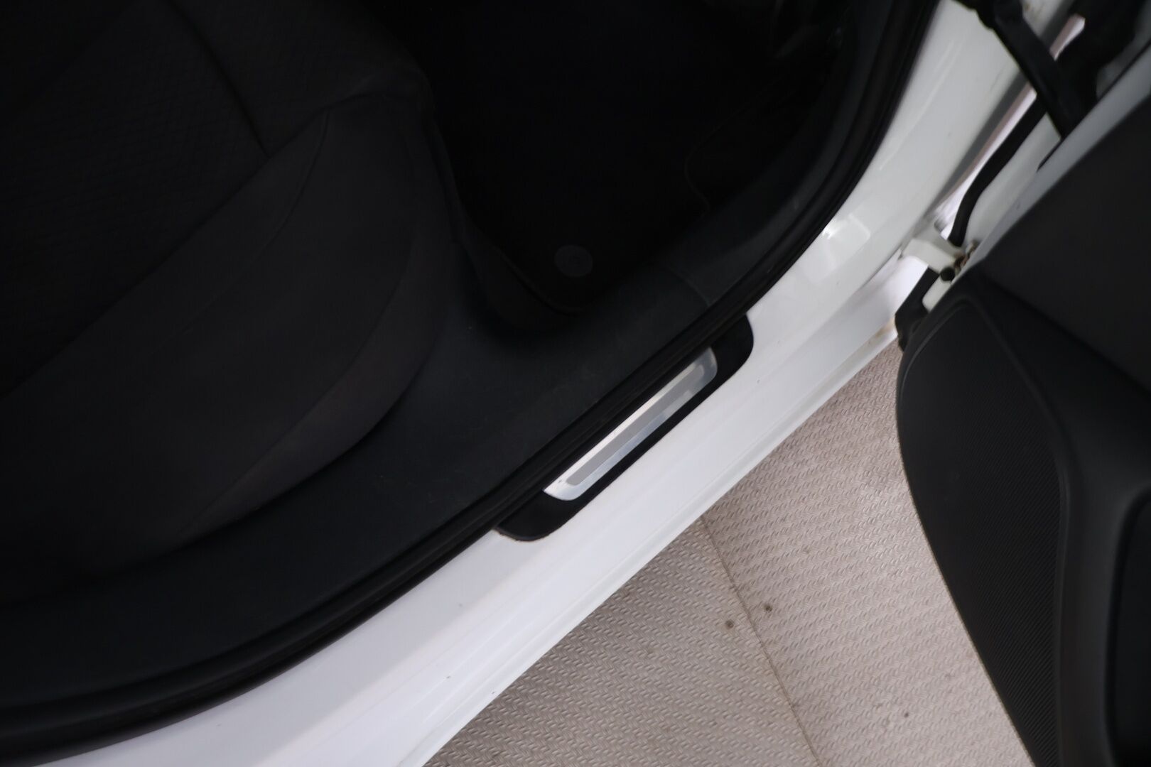 Audi A6 2013 Avant Business 2,0 TDI 130 kW Multitronic *Myydään Huutokaupat.com* - Kattavasti huollettu! / Jakohihna juuri vaihdettu! / Webasto puhelinohjauksella ja vetokoukku! / Sporttipenkit / Pysäköintitutkat 