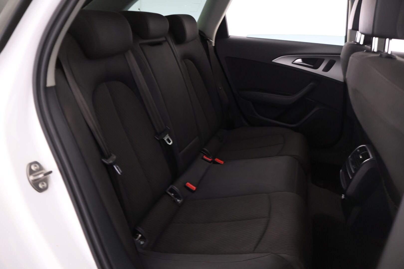 Audi A6 2013 Avant Business 2,0 TDI 130 kW Multitronic *Myydään Huutokaupat.com* - Kattavasti huollettu! / Jakohihna juuri vaihdettu! / Webasto puhelinohjauksella ja vetokoukku! / Sporttipenkit / Pysäköintitutkat 