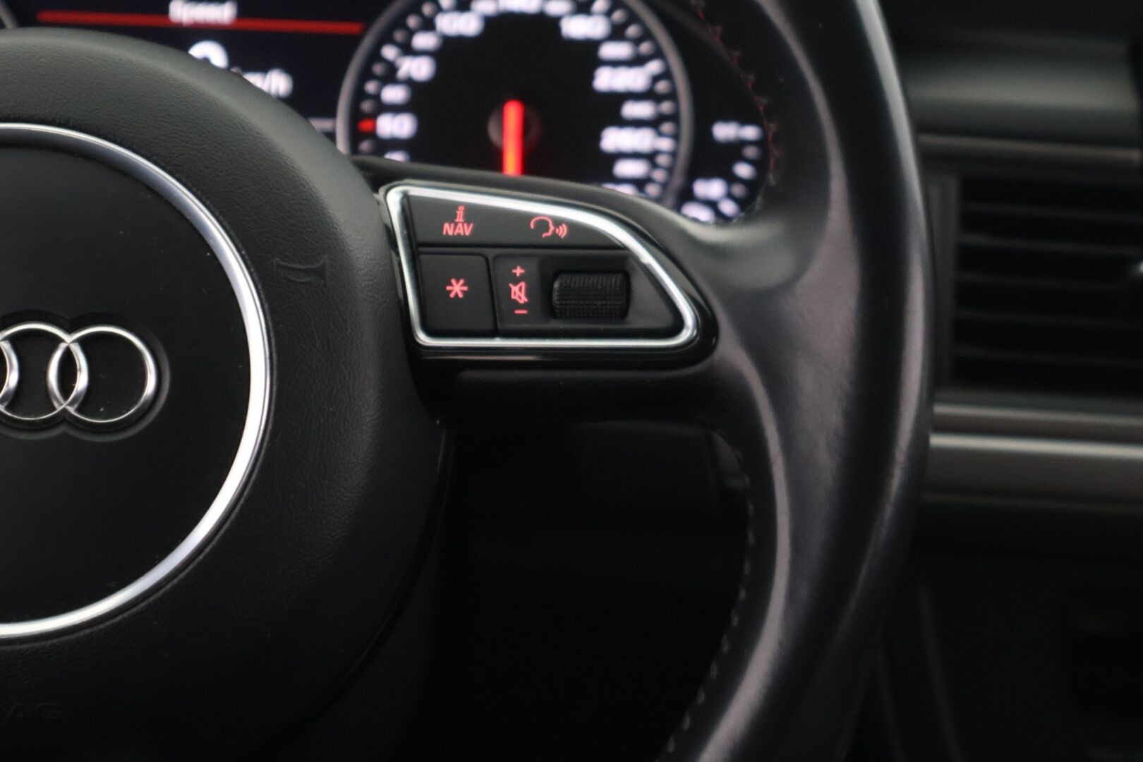 Audi A6 2013 Avant Business 2,0 TDI 130 kW Multitronic *Myydään Huutokaupat.com* - Kattavasti huollettu! / Jakohihna juuri vaihdettu! / Webasto puhelinohjauksella ja vetokoukku! / Sporttipenkit / Pysäköintitutkat 
