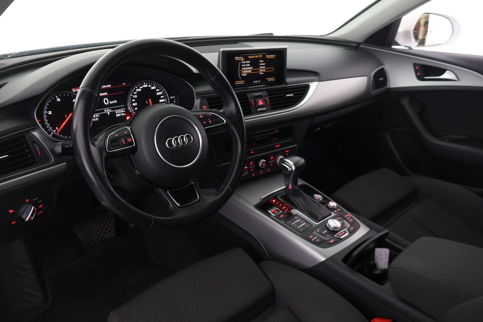 Audi A6 2013 Avant Business 2,0 TDI 130 kW Multitronic *Myydään Huutokaupat.com* - Kattavasti huollettu! / Jakohihna juuri vaihdettu! / Webasto puhelinohjauksella ja vetokoukku! / Sporttipenkit / Pysäköintitutkat 