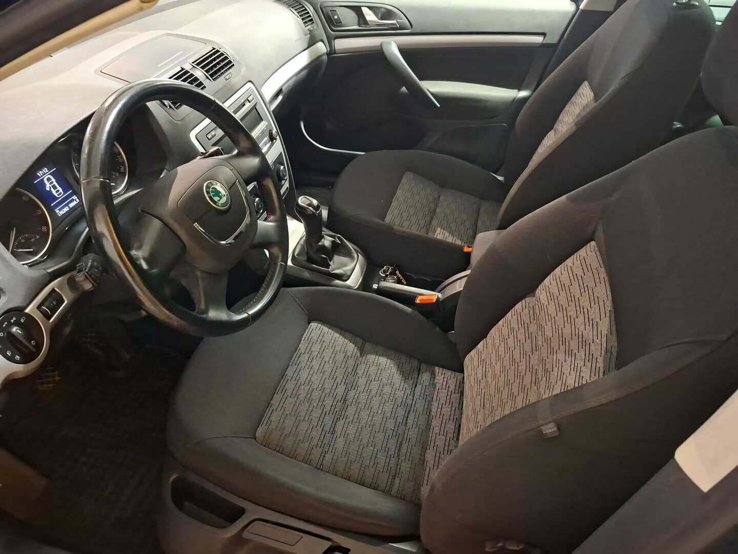 Skoda Octavia 2012 Combi 1,8 TSI Ambiente - | Koukku | Lohko | Tutka taakse | Kahdet hyvät renkaat |