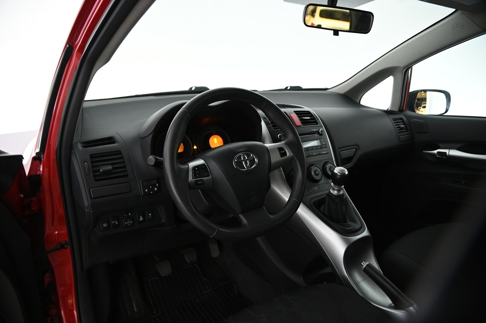 Toyota Auris 2010 1,4 D-4D DPF Linea Terra 5ov *Lohkolämmitin / 2 renkaat / Vetokoukku* - Myydään huutokaupat.com