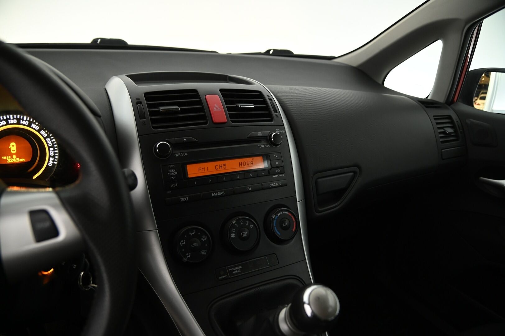 Toyota Auris 2010 1,4 D-4D DPF Linea Terra 5ov *Lohkolämmitin / 2 renkaat / Vetokoukku* - Myydään huutokaupat.com
