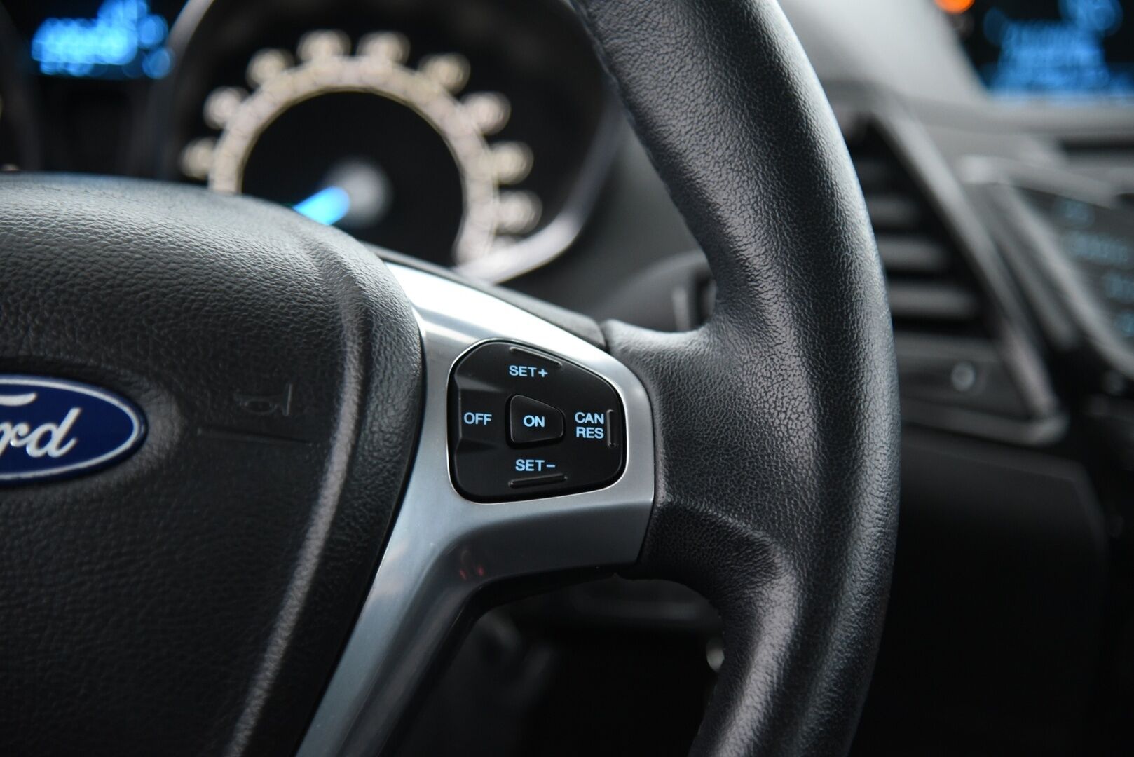 Ford Fiesta 2013 1,0 80hv Start/Stop Titanium M5 5-ovinen / Suomi-auto / Vakkari / lämmitettävä tuulilasi - 2x renkaat / Huoltokirja