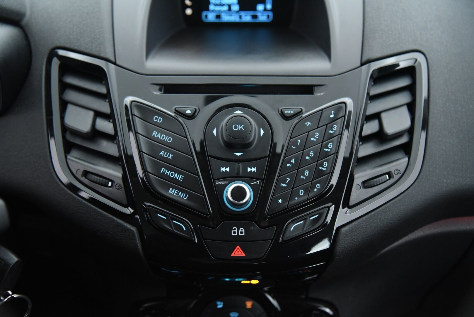 Ford Fiesta 2013 1,0 80hv Start/Stop Titanium M5 5-ovinen / Suomi-auto / Vakkari / lämmitettävä tuulilasi - 2x renkaat / Huoltokirja