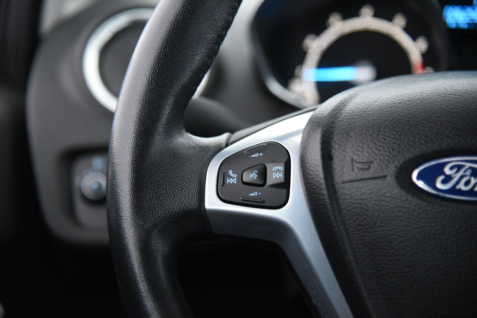 Ford Fiesta 2013 1,0 80hv Start/Stop Titanium M5 5-ovinen / Suomi-auto / Vakkari / lämmitettävä tuulilasi - 2x renkaat / Huoltokirja