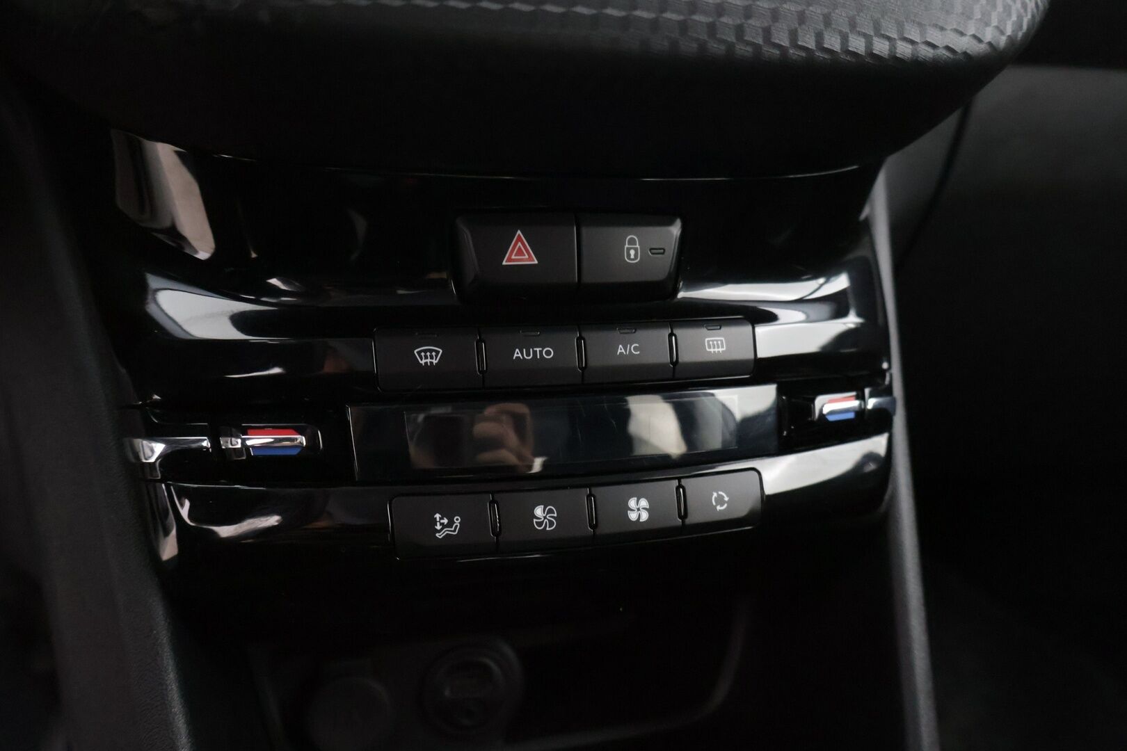Peugeot 208 2016 Style VTi 82 5-ov ETG Automaatti * Suomi-Auto / Vakionopeudensäädin / Bluetooth / P-tutka takana * - * Todella tyylikäs Suomi-auto / Hyvällä pidolla *
