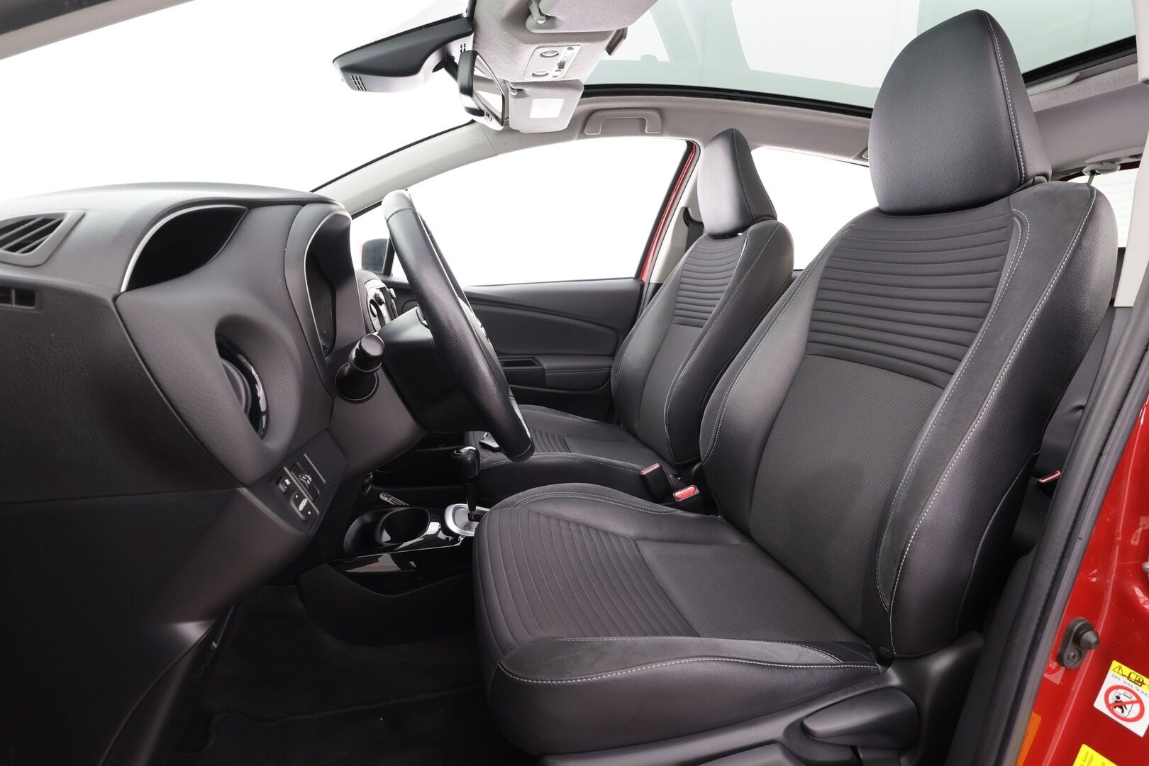 Toyota Yaris 2016 1,5 Hybrid Premium Business * Vakkari / Lasikatto / Kaistavahti / Puolinahat / P.kamera / Lohko+Sisä / Navi / Keyless * - Suomi-auto / Huippuvarusteet - HULLUT AVAJAISHULINAT KORKOTARJOUS 3,29 %