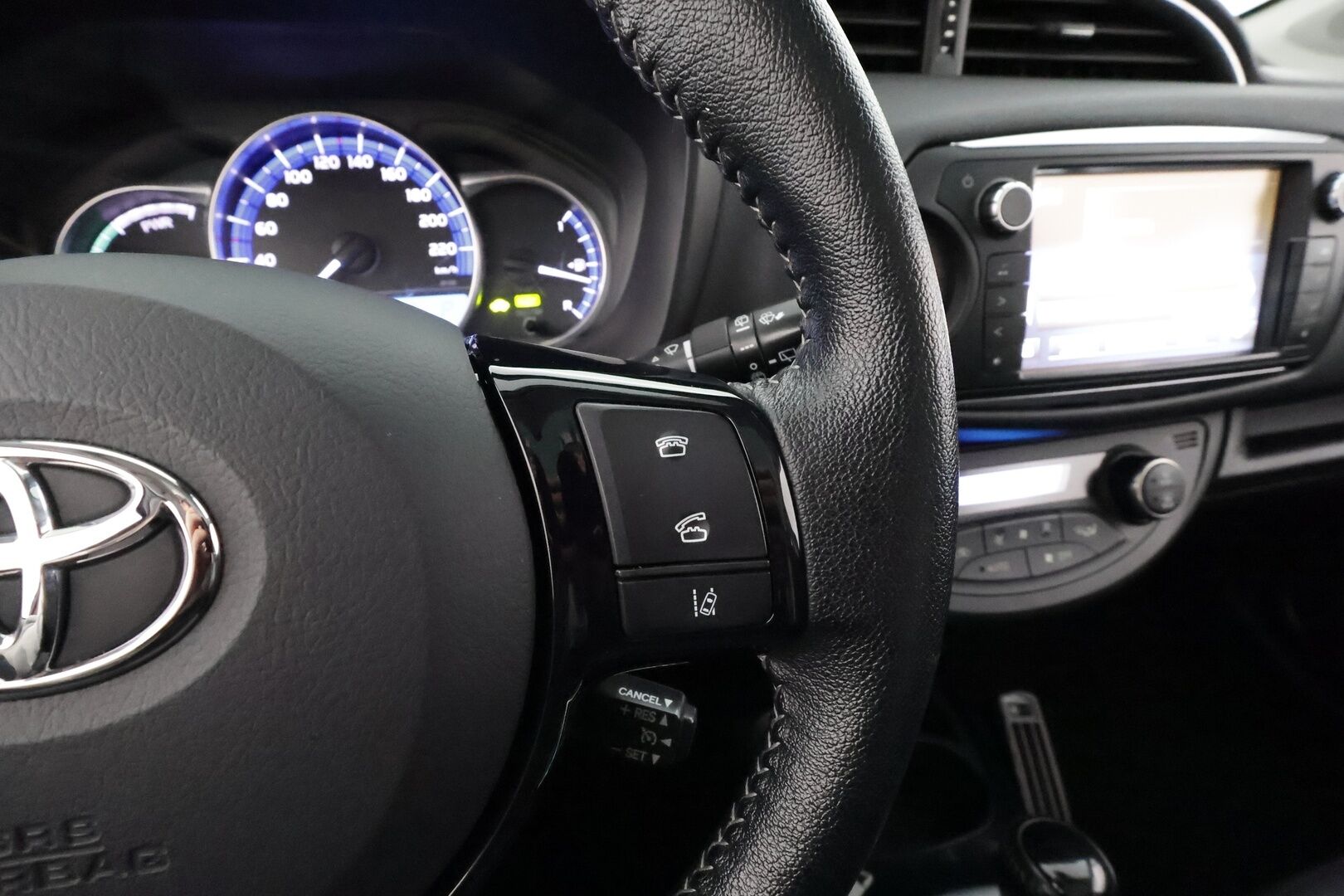 Toyota Yaris 2016 1,5 Hybrid Premium Business * Vakkari / Lasikatto / Kaistavahti / Puolinahat / P.kamera / Lohko+Sisä / Navi / Keyless * - Suomi-auto / Huippuvarusteet - HULLUT AVAJAISHULINAT KORKOTARJOUS 3,29 %