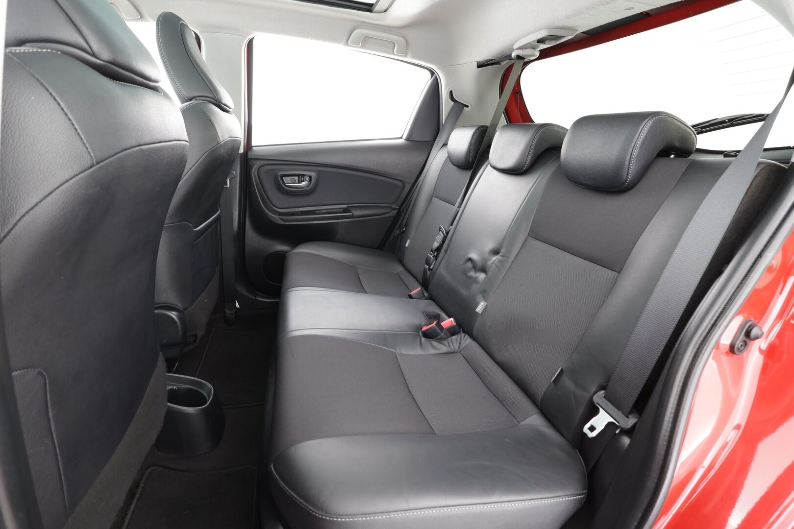 Toyota Yaris 2016 1,5 Hybrid Premium Business * Vakkari / Lasikatto / Kaistavahti / Puolinahat / P.kamera / Lohko+Sisä / Navi / Keyless * - Suomi-auto / Huippuvarusteet - HULLUT AVAJAISHULINAT KORKOTARJOUS 3,29 %