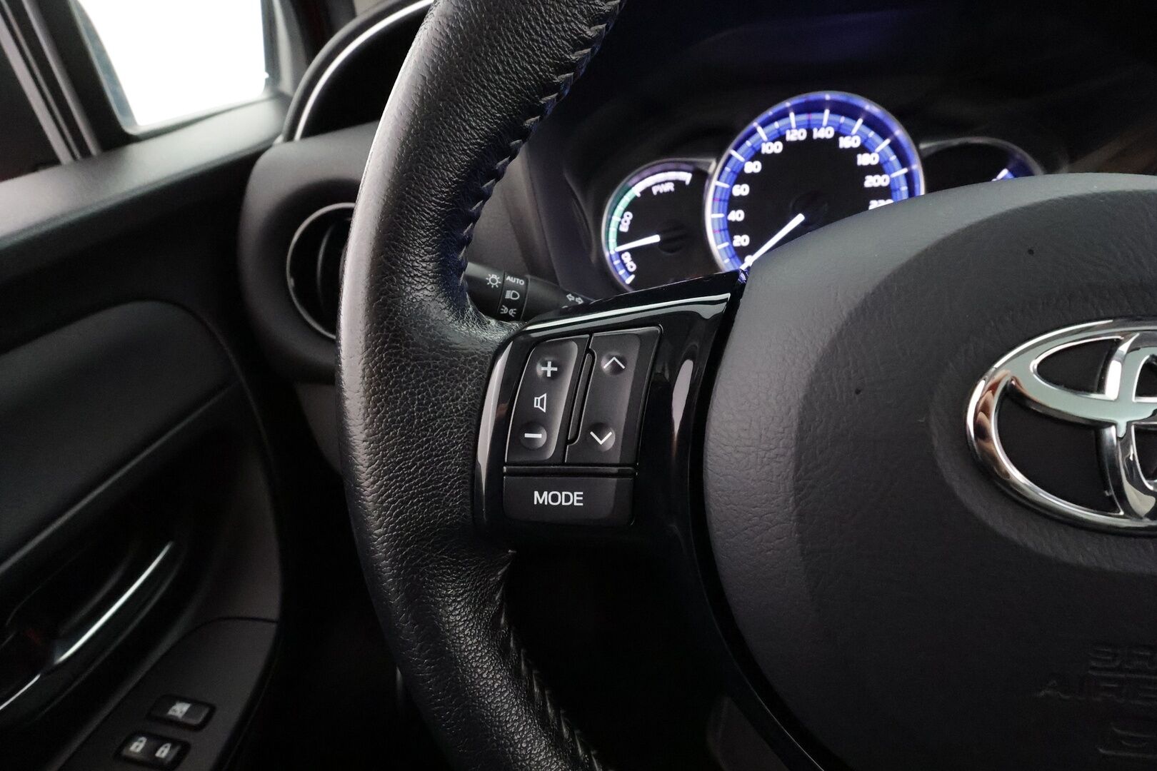 Toyota Yaris 2016 1,5 Hybrid Premium Business * Vakkari / Lasikatto / Kaistavahti / Puolinahat / P.kamera / Lohko+Sisä / Navi / Keyless * - Suomi-auto / Huippuvarusteet - HULLUT AVAJAISHULINAT KORKOTARJOUS 3,29 %