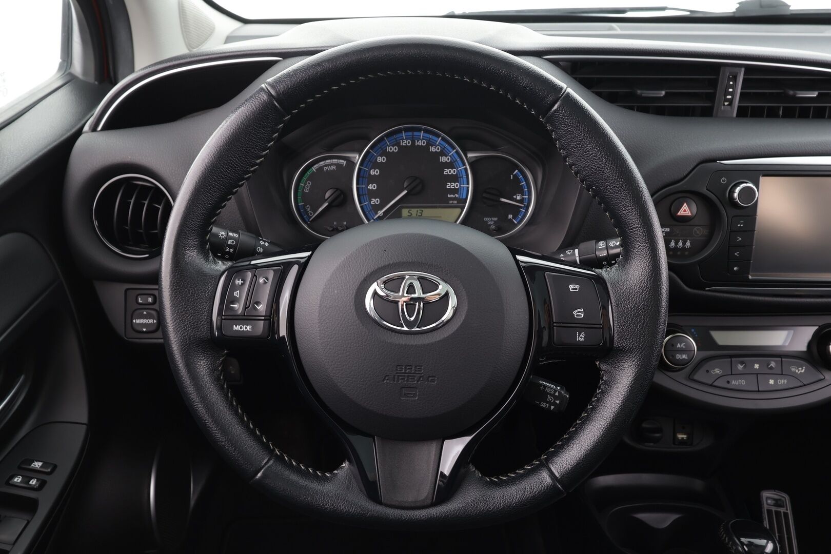 Toyota Yaris 2016 1,5 Hybrid Premium Business * Vakkari / Lasikatto / Kaistavahti / Puolinahat / P.kamera / Lohko+Sisä / Navi / Keyless * - Suomi-auto / Huippuvarusteet - HULLUT AVAJAISHULINAT KORKOTARJOUS 3,29 %