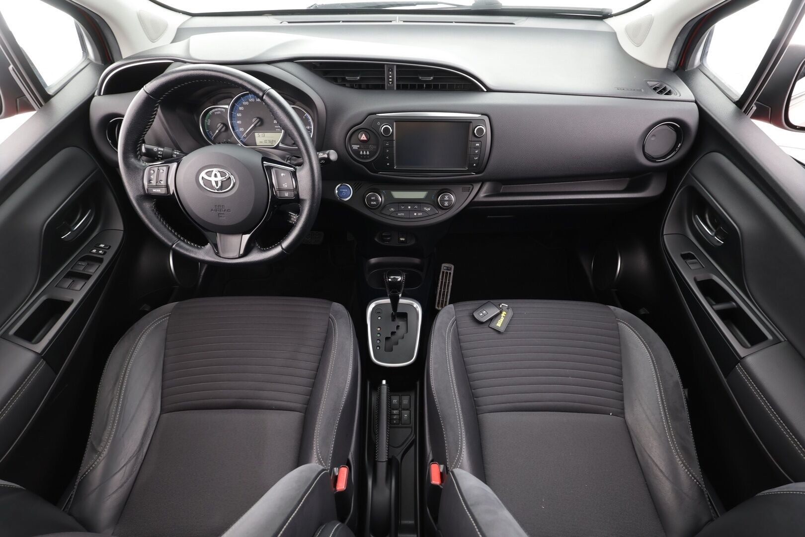 Toyota Yaris 2016 1,5 Hybrid Premium Business * Vakkari / Lasikatto / Kaistavahti / Puolinahat / P.kamera / Lohko+Sisä / Navi / Keyless * - Suomi-auto / Huippuvarusteet - HULLUT AVAJAISHULINAT KORKOTARJOUS 3,29 %