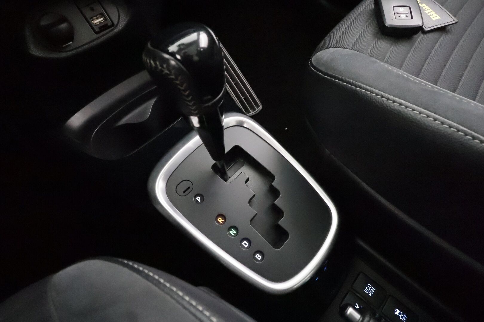 Toyota Yaris 2016 1,5 Hybrid Premium Business * Vakkari / Lasikatto / Kaistavahti / Puolinahat / P.kamera / Lohko+Sisä / Navi / Keyless * - Suomi-auto / Huippuvarusteet - HULLUT AVAJAISHULINAT KORKOTARJOUS 3,29 %