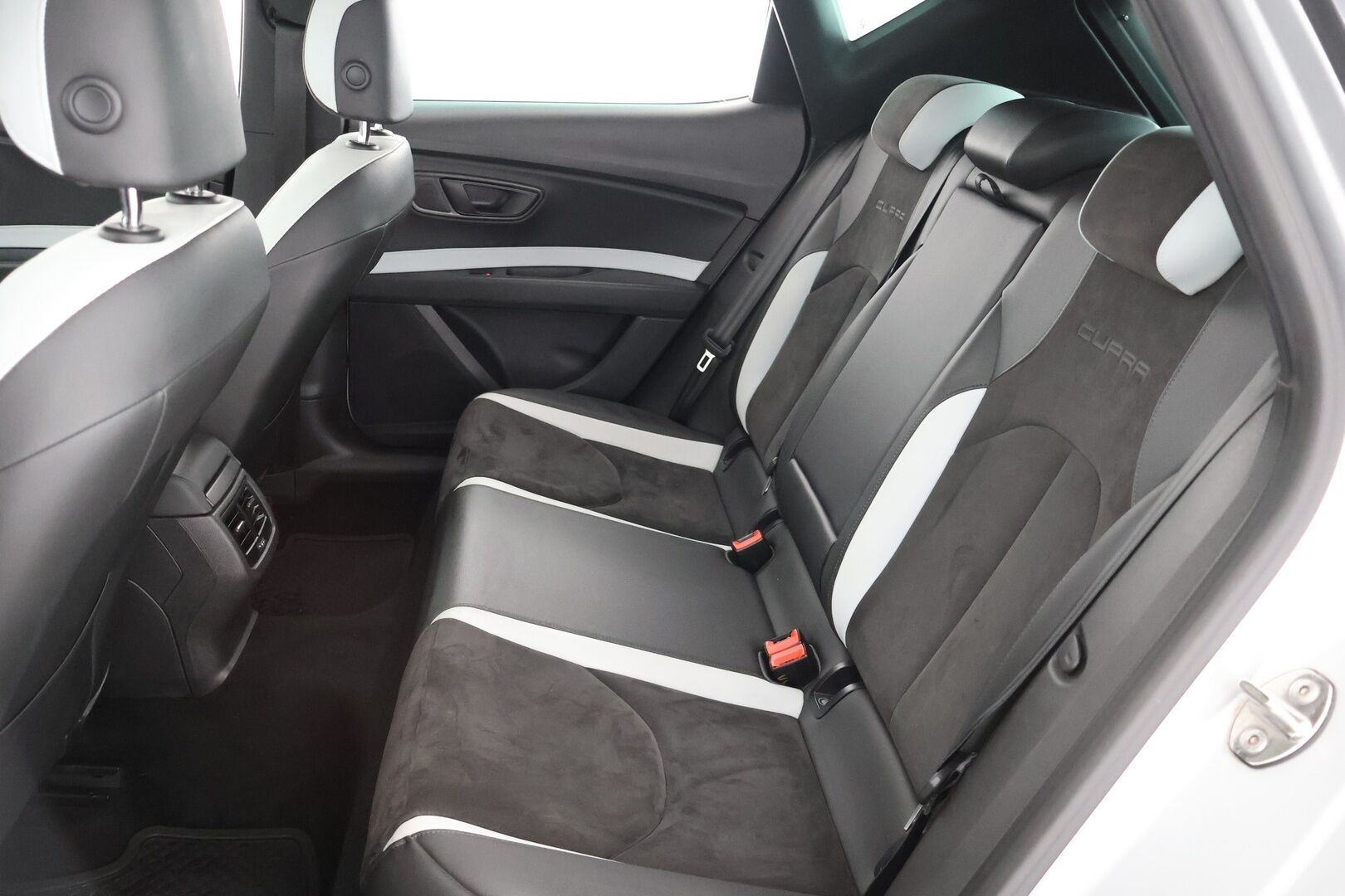 Seat Leon 2017 2,0 TSI 290 Cupra DSG | Adapt. vak | Downpipe | Kattoluukku - – Tämä auto myydään YritysOutlet -valikoimasta vain yritykselle