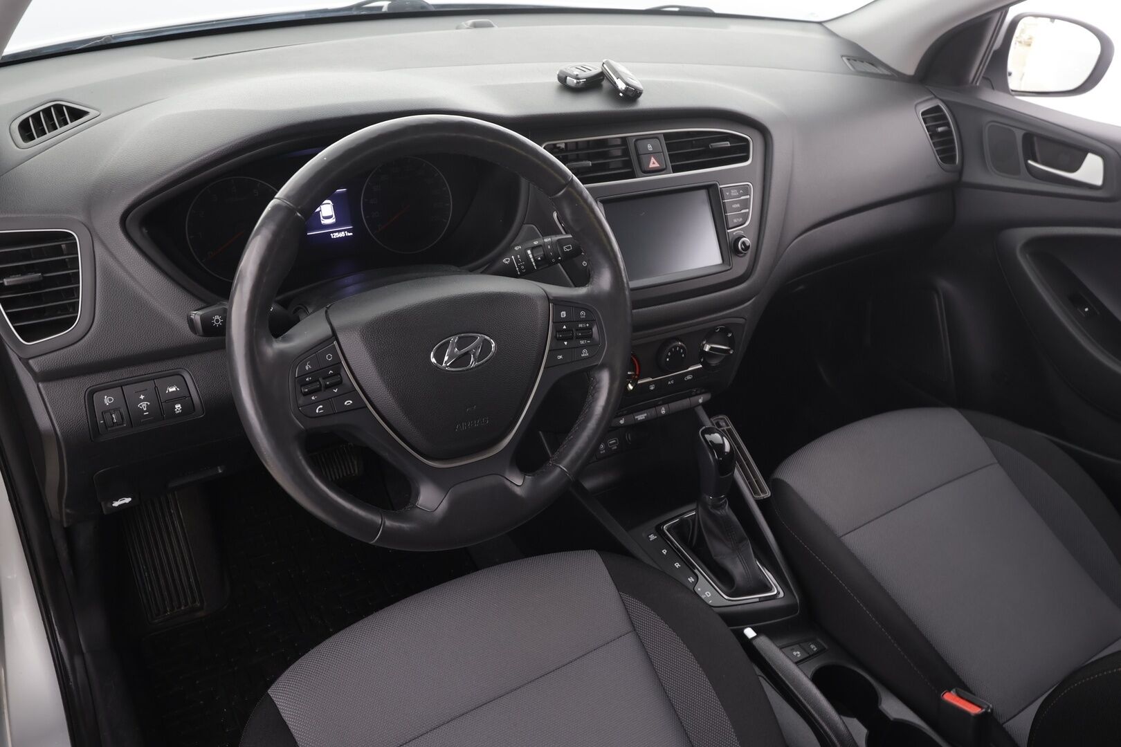 Hyundai i20 Hatchback 2019 1,0 T-GDI 100 hv 7-DCT Comfort W * Sisätilanlämmitin / P.kamera / Kaistavahti / Ratinlämmitys / Apple&Android * - 1-om Suomi-auto / Kahdet renkaat / Merkkihuollot