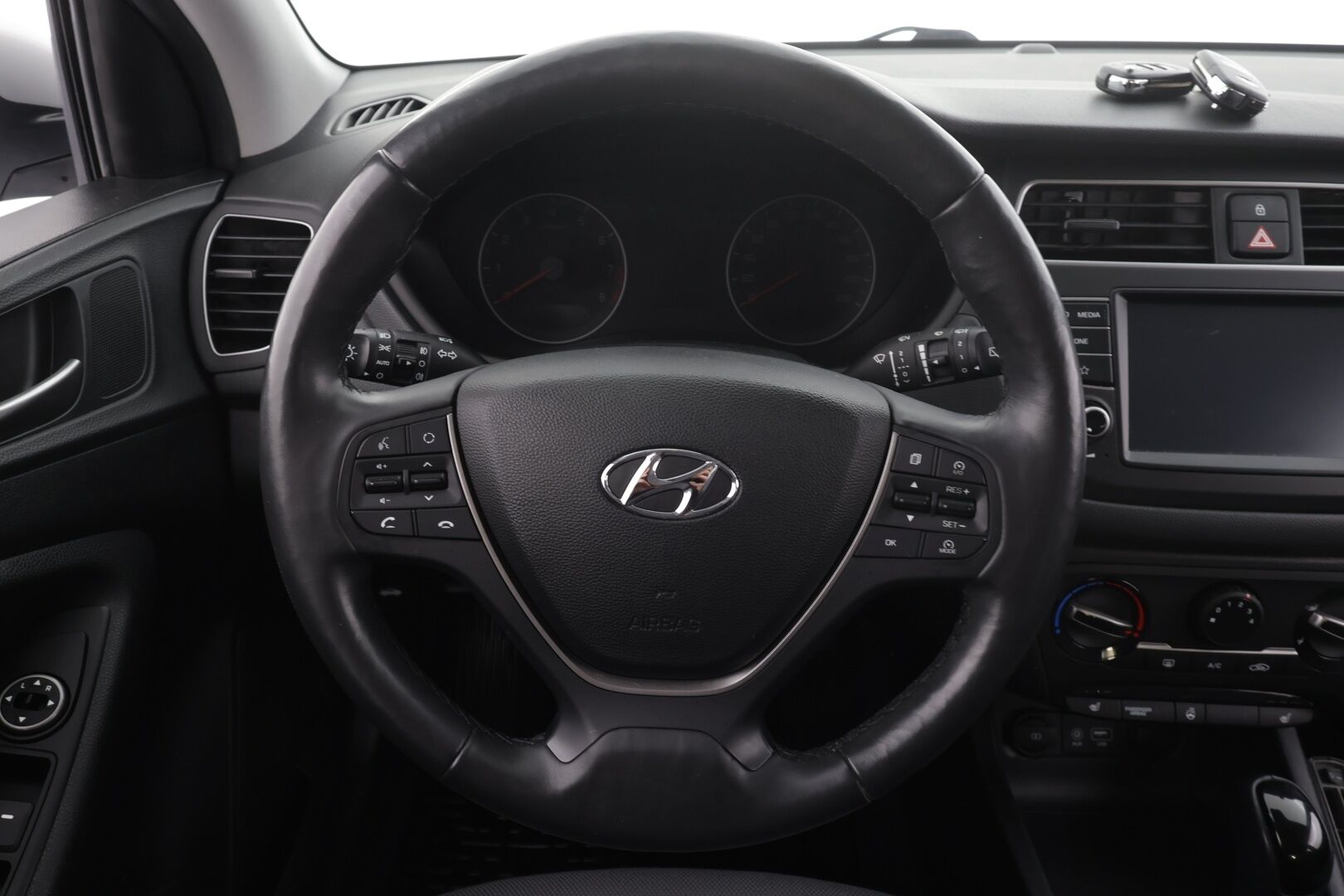 Hyundai i20 Hatchback 2019 1,0 T-GDI 100 hv 7-DCT Comfort W * Sisätilanlämmitin / P.kamera / Kaistavahti / Ratinlämmitys / Apple&Android * - 1-om Suomi-auto / Kahdet renkaat / Merkkihuollot