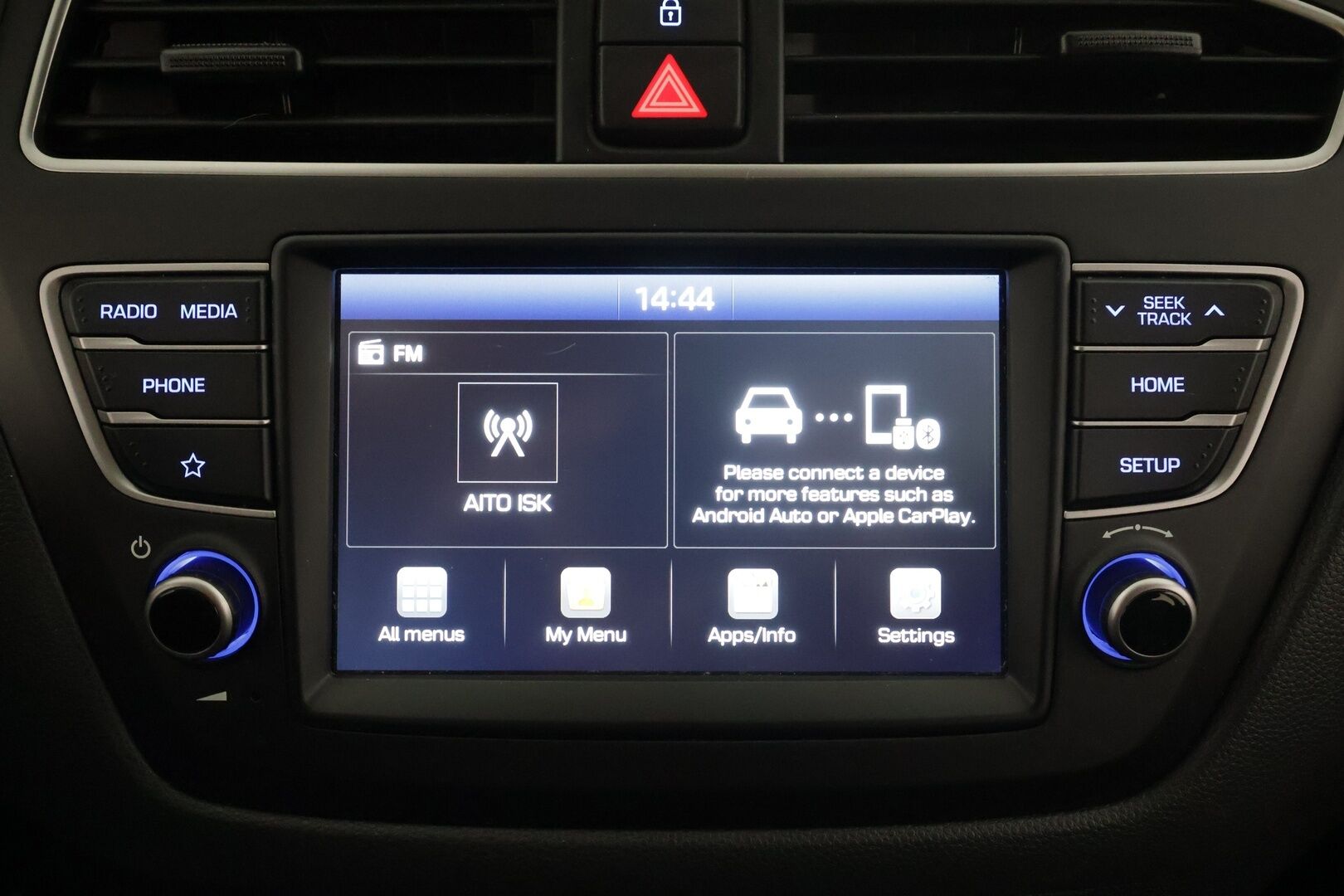 Hyundai i20 Hatchback 2019 1,0 T-GDI 100 hv 7-DCT Comfort W * Sisätilanlämmitin / P.kamera / Kaistavahti / Ratinlämmitys / Apple&Android * - 1-om Suomi-auto / Kahdet renkaat / Merkkihuollot