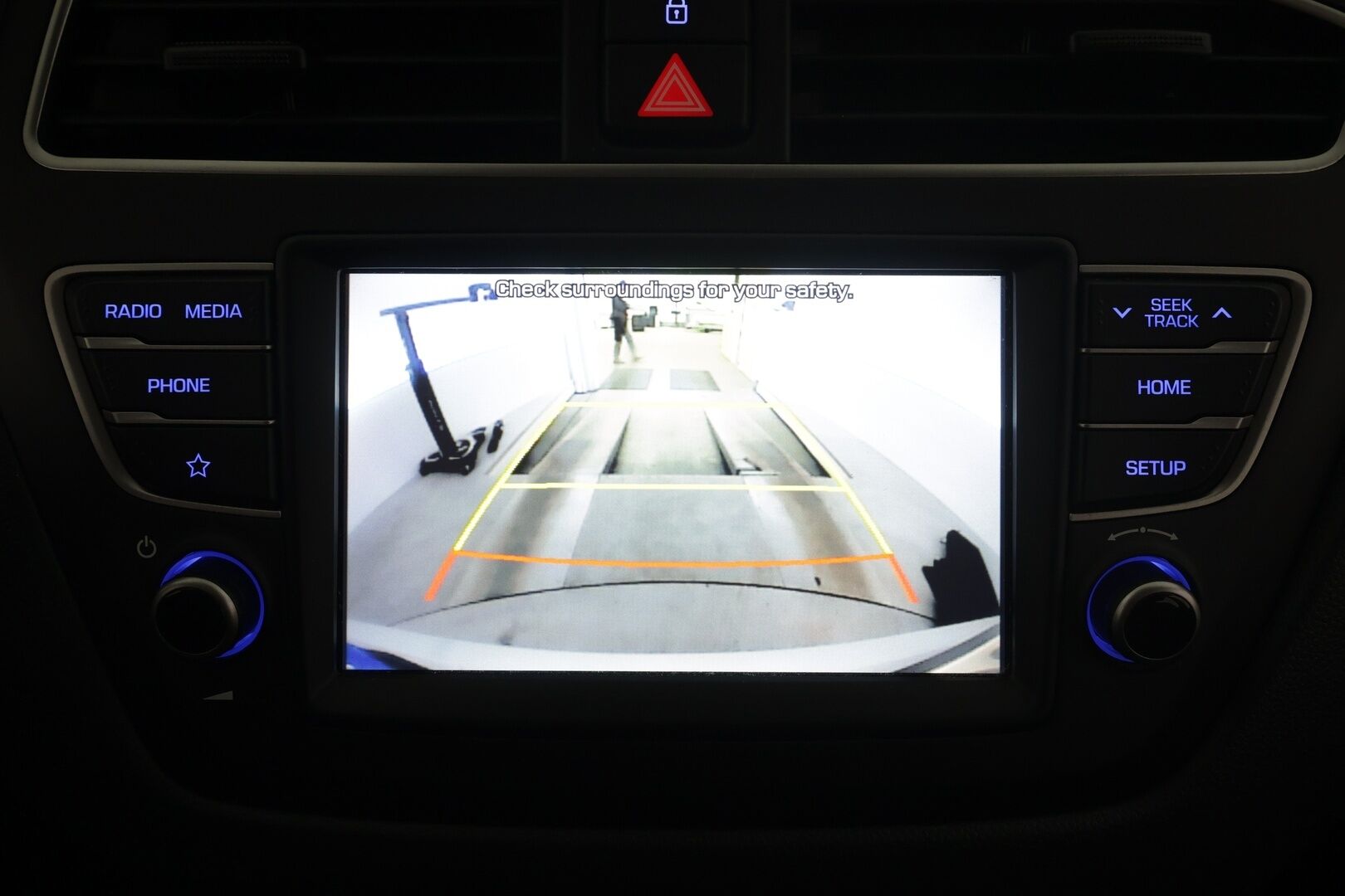 Hyundai i20 Hatchback 2019 1,0 T-GDI 100 hv 7-DCT Comfort W * Sisätilanlämmitin / P.kamera / Kaistavahti / Ratinlämmitys / Apple&Android * - 1-om Suomi-auto / Kahdet renkaat / Merkkihuollot