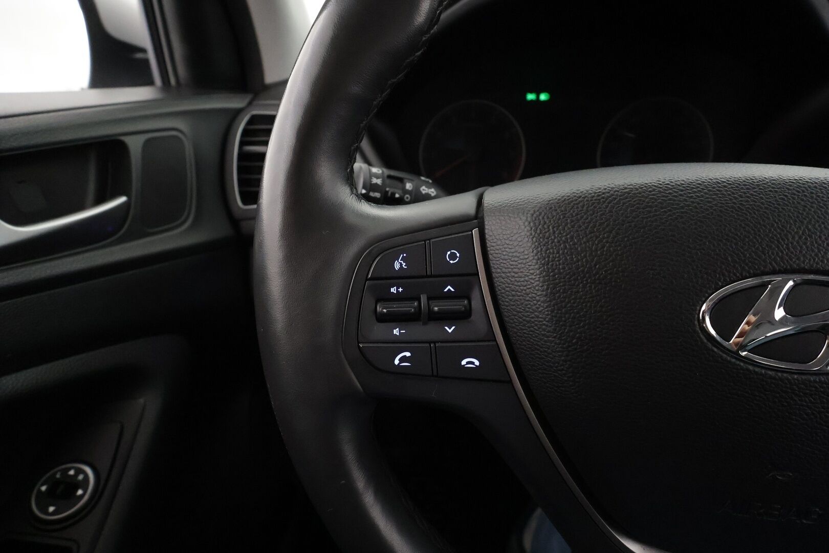 Hyundai i20 Hatchback 2019 1,0 T-GDI 100 hv 7-DCT Comfort W * Sisätilanlämmitin / P.kamera / Kaistavahti / Ratinlämmitys / Apple&Android * - 1-om Suomi-auto / Kahdet renkaat / Merkkihuollot