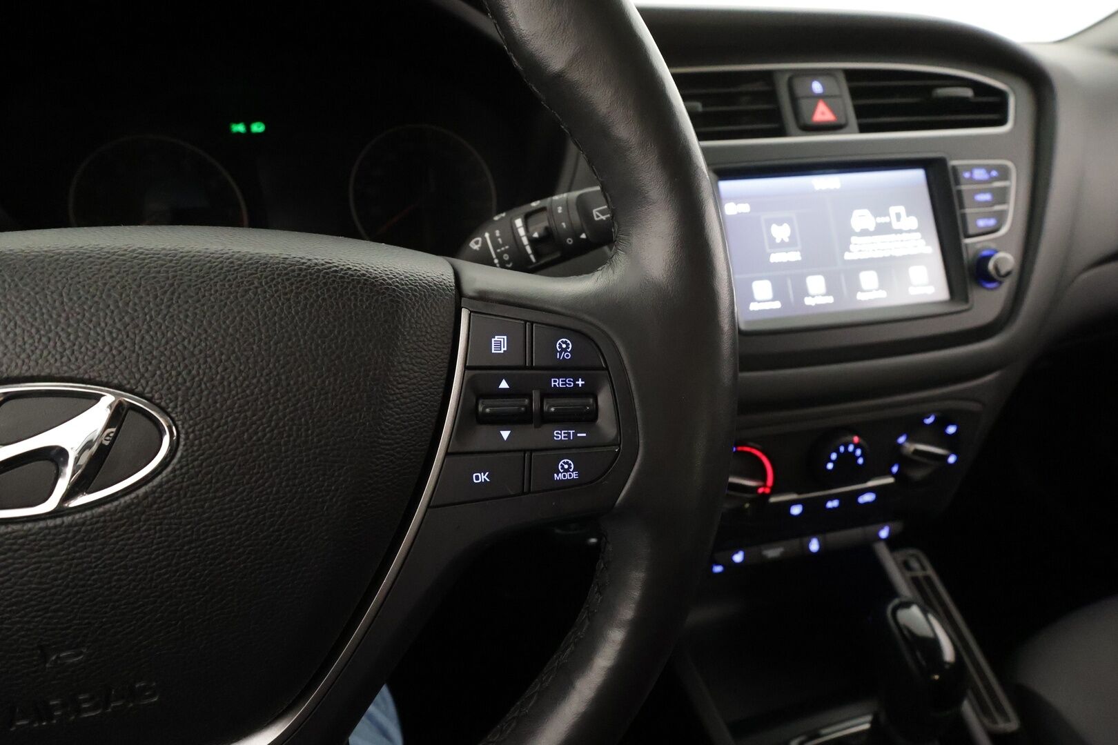 Hyundai i20 Hatchback 2019 1,0 T-GDI 100 hv 7-DCT Comfort W * Sisätilanlämmitin / P.kamera / Kaistavahti / Ratinlämmitys / Apple&Android * - 1-om Suomi-auto / Kahdet renkaat / Merkkihuollot