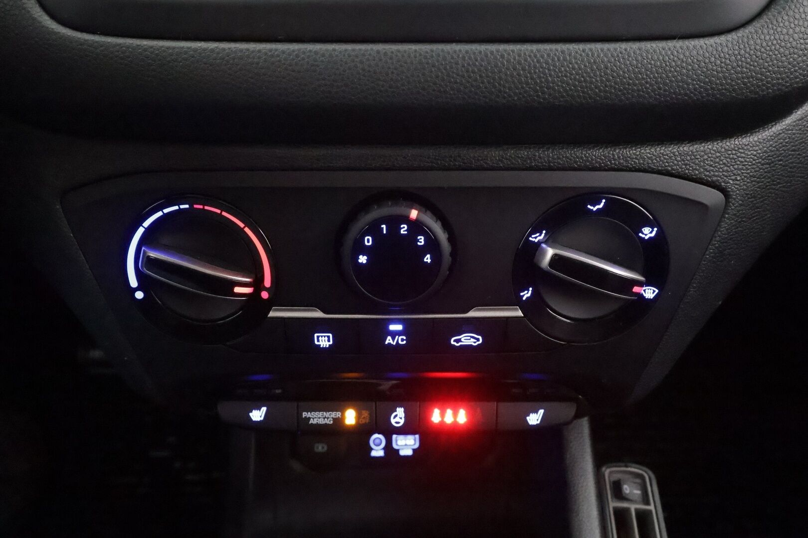 Hyundai i20 Hatchback 2019 1,0 T-GDI 100 hv 7-DCT Comfort W * Sisätilanlämmitin / P.kamera / Kaistavahti / Ratinlämmitys / Apple&Android * - 1-om Suomi-auto / Kahdet renkaat / Merkkihuollot