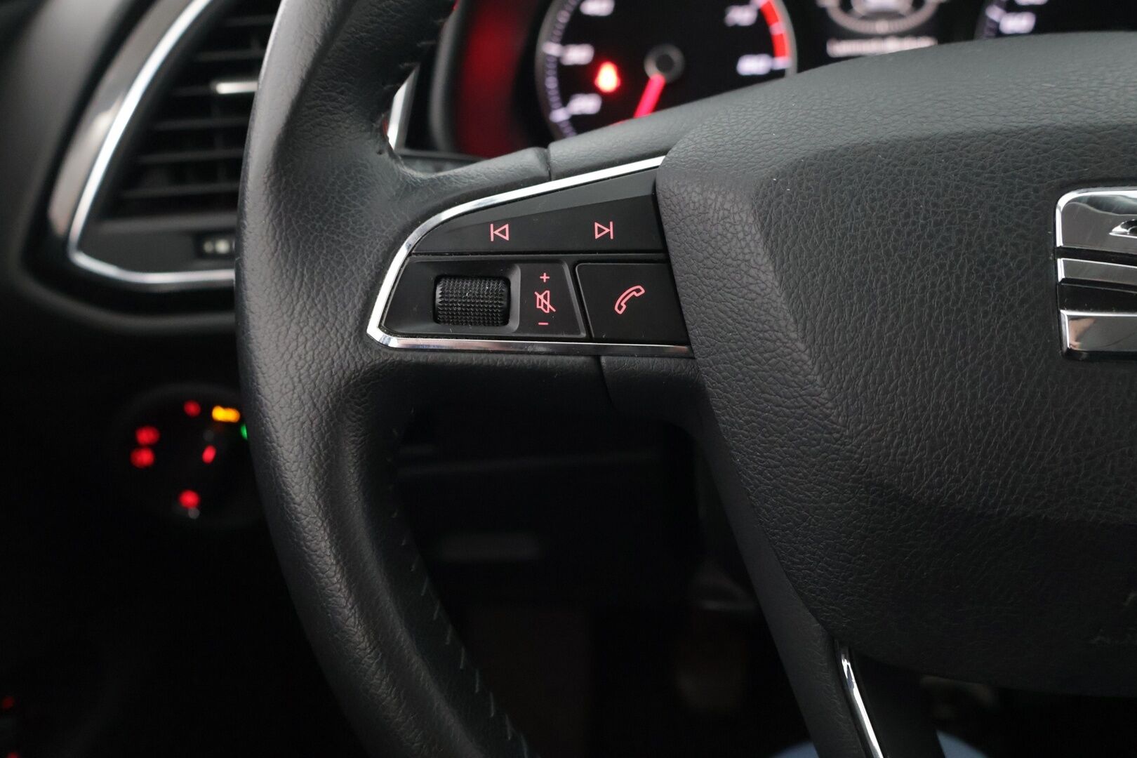 Seat Leon 2013 1,4 TSI 122 Style - Lohkolämmitin / Suomi-auto / Vakkari / Navi / Led valot