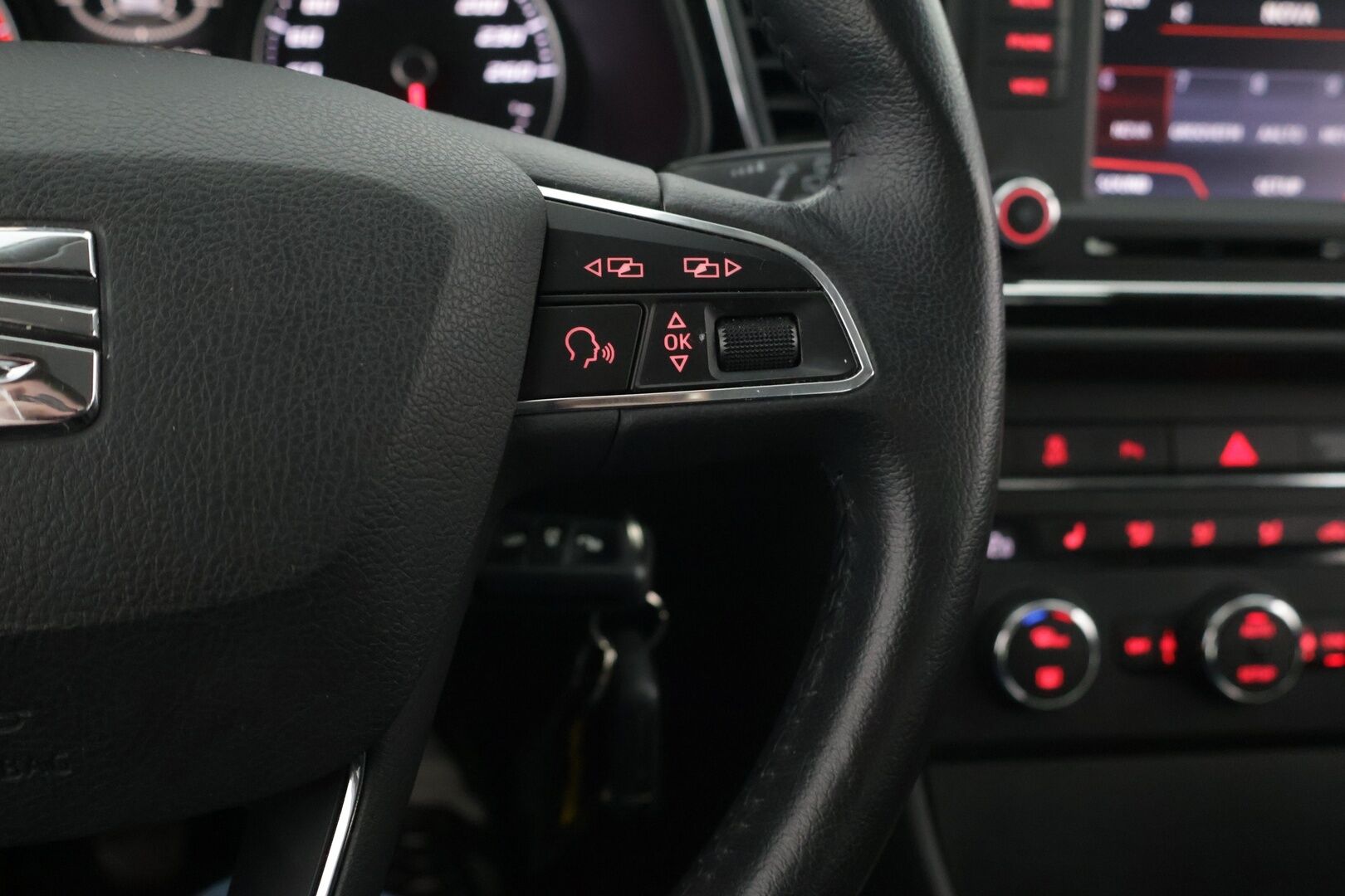 Seat Leon 2013 1,4 TSI 122 Style - Lohkolämmitin / Suomi-auto / Vakkari / Navi / Led valot