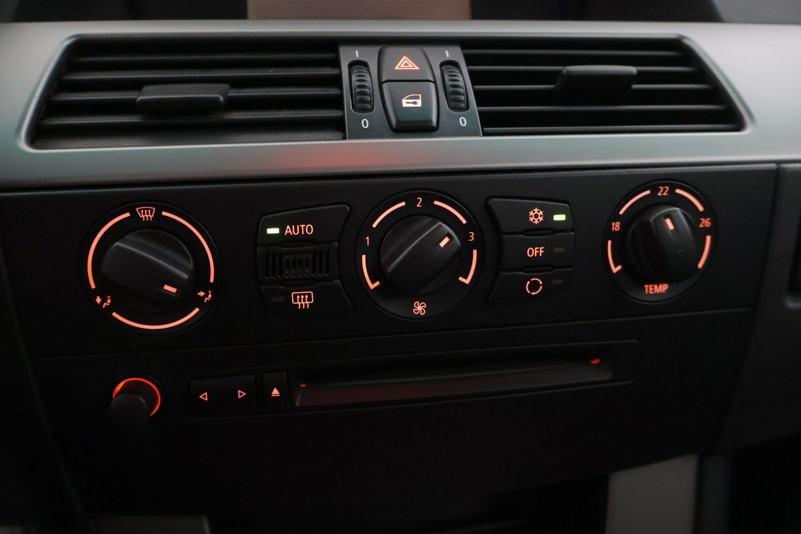 BMW 525 2006 525d Farmari (AC) 4ov 2490cm3 * Mustat Nahat / Sähkösäätöiset etuistuimet / Vakkari / Ilmastointi / Bluetooth * - * M57 ikiliikkuja koneella / Hyvin huollettu / Siistikuntoinen / 2x hyvät renkaat ja Bmw aluvanteilla *