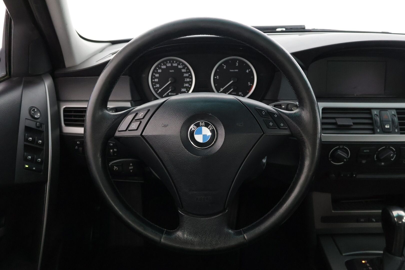 BMW 525 2006 525d Farmari (AC) 4ov 2490cm3 * Mustat Nahat / Sähkösäätöiset etuistuimet / Vakkari / Ilmastointi / Bluetooth * - * M57 ikiliikkuja koneella / Hyvin huollettu / Siistikuntoinen / 2x hyvät renkaat ja Bmw aluvanteilla *