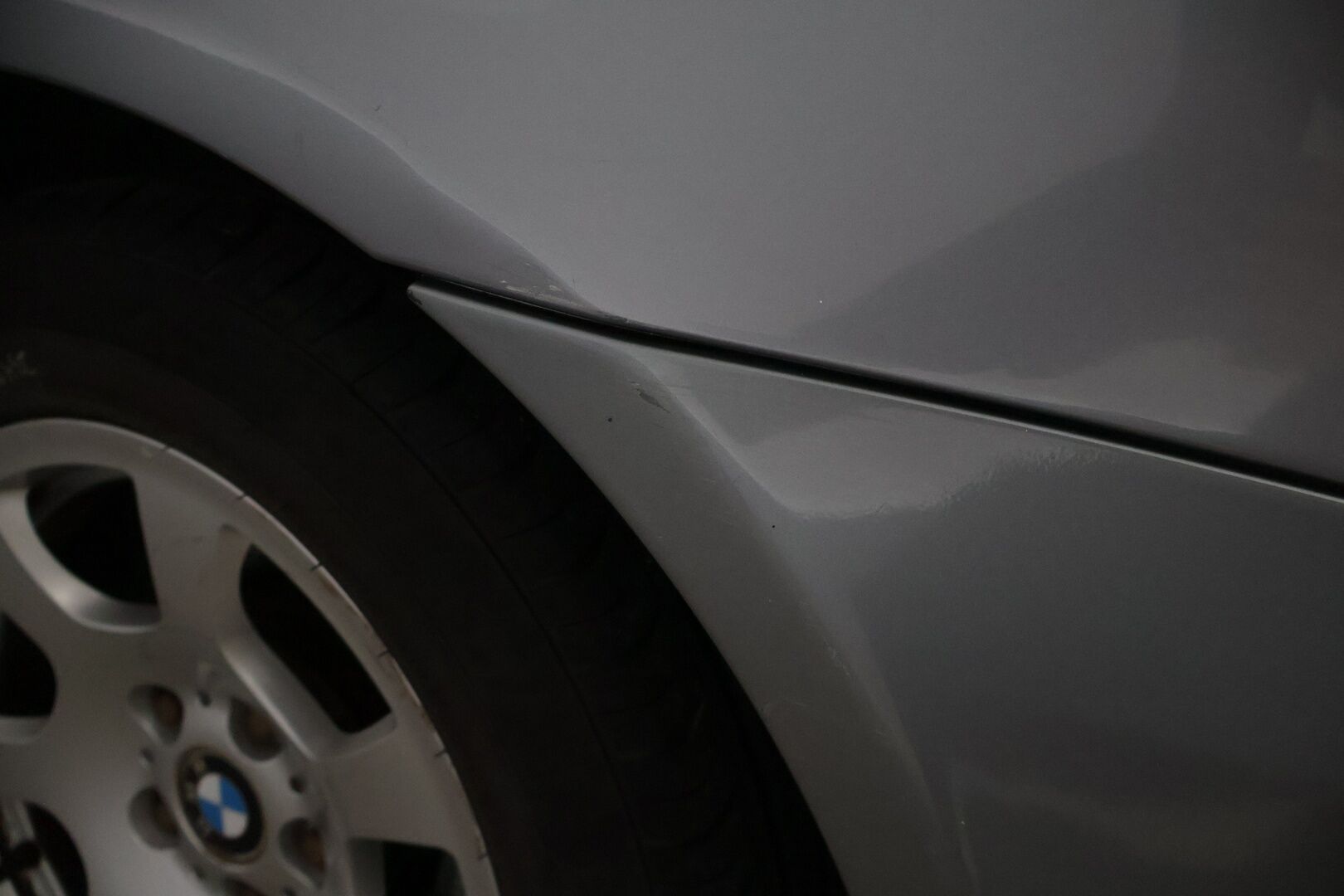 BMW 525 2006 525d Farmari (AC) 4ov 2490cm3 * Mustat Nahat / Sähkösäätöiset etuistuimet / Vakkari / Ilmastointi / Bluetooth * - * M57 ikiliikkuja koneella / Hyvin huollettu / Siistikuntoinen / 2x hyvät renkaat ja Bmw aluvanteilla *