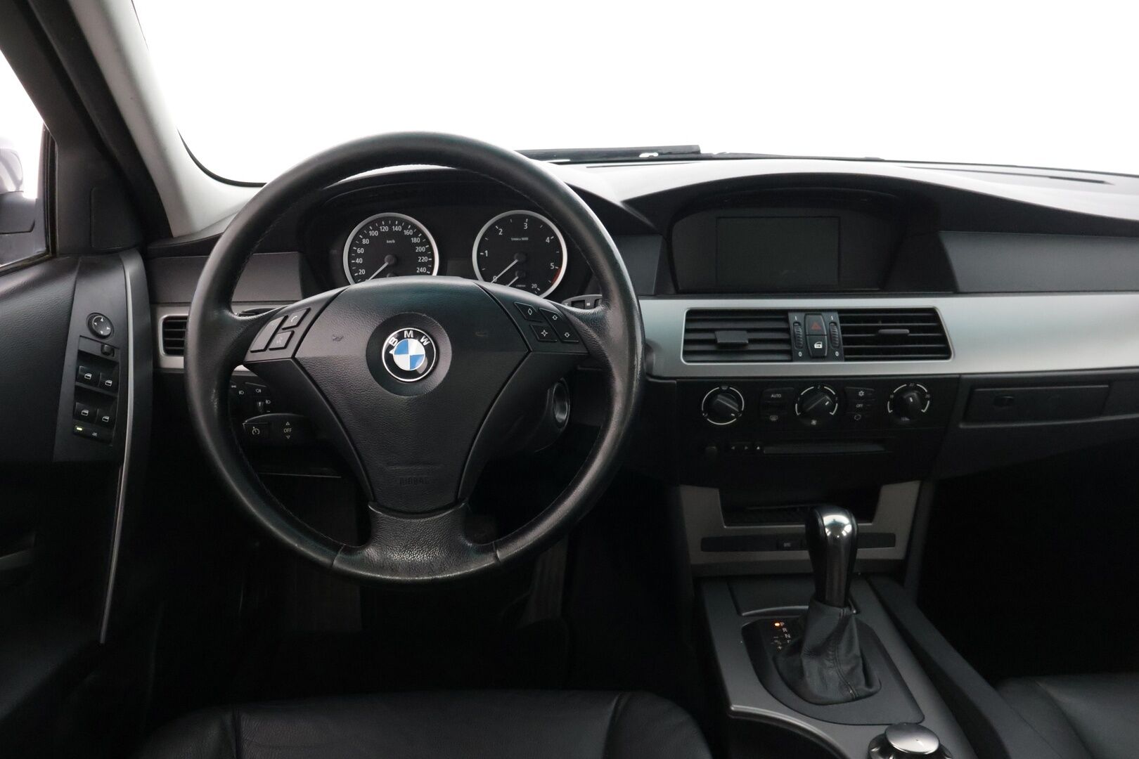 BMW 525 2006 525d Farmari (AC) 4ov 2490cm3 * Mustat Nahat / Sähkösäätöiset etuistuimet / Vakkari / Ilmastointi / Bluetooth * - * M57 ikiliikkuja koneella / Hyvin huollettu / Siistikuntoinen / 2x hyvät renkaat ja Bmw aluvanteilla *