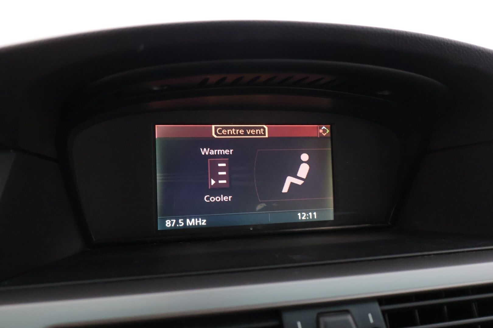 BMW 525 2006 525d Farmari (AC) 4ov 2490cm3 * Mustat Nahat / Sähkösäätöiset etuistuimet / Vakkari / Ilmastointi / Bluetooth * - * M57 ikiliikkuja koneella / Hyvin huollettu / Siistikuntoinen / 2x hyvät renkaat ja Bmw aluvanteilla *